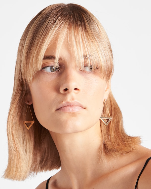 Pendientes con colgante calado Eternal Gold de oro amarillo y diamantes Pendientes con colgante calado Eternal Gold de oro amarillo y diamantes