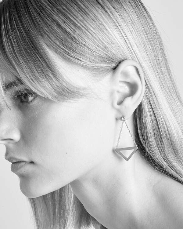 Pendientes con colgante calado Eternal Gold de oro amarillo y diamantes Pendientes con colgante calado Eternal Gold de oro amarillo y diamantes