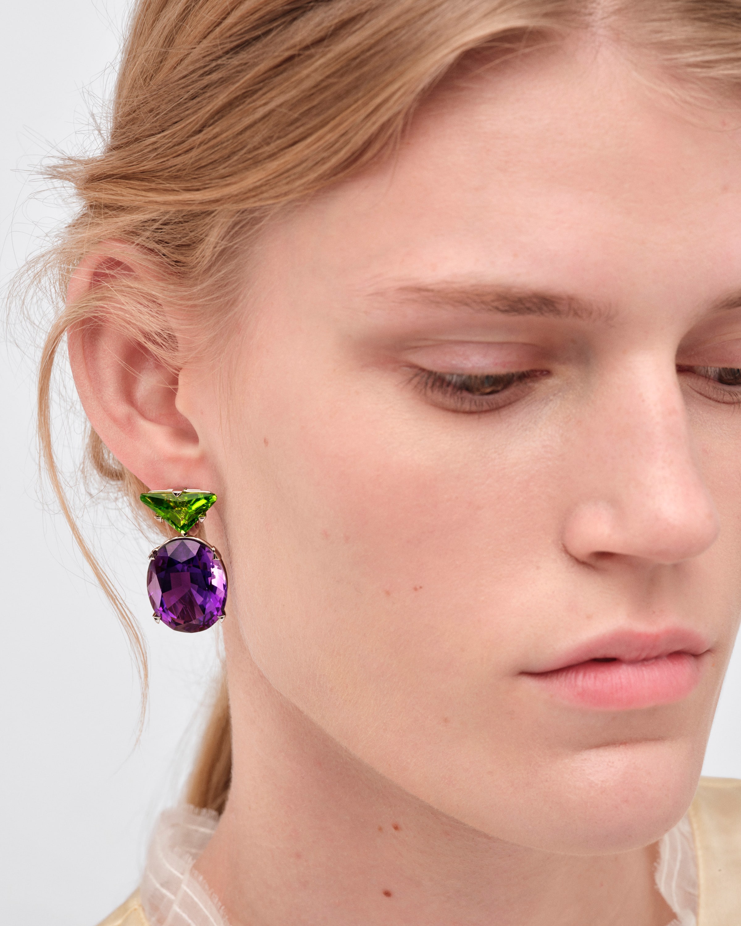 Couleur Vivante pendant earrings - white gold with peridot and amethyst
