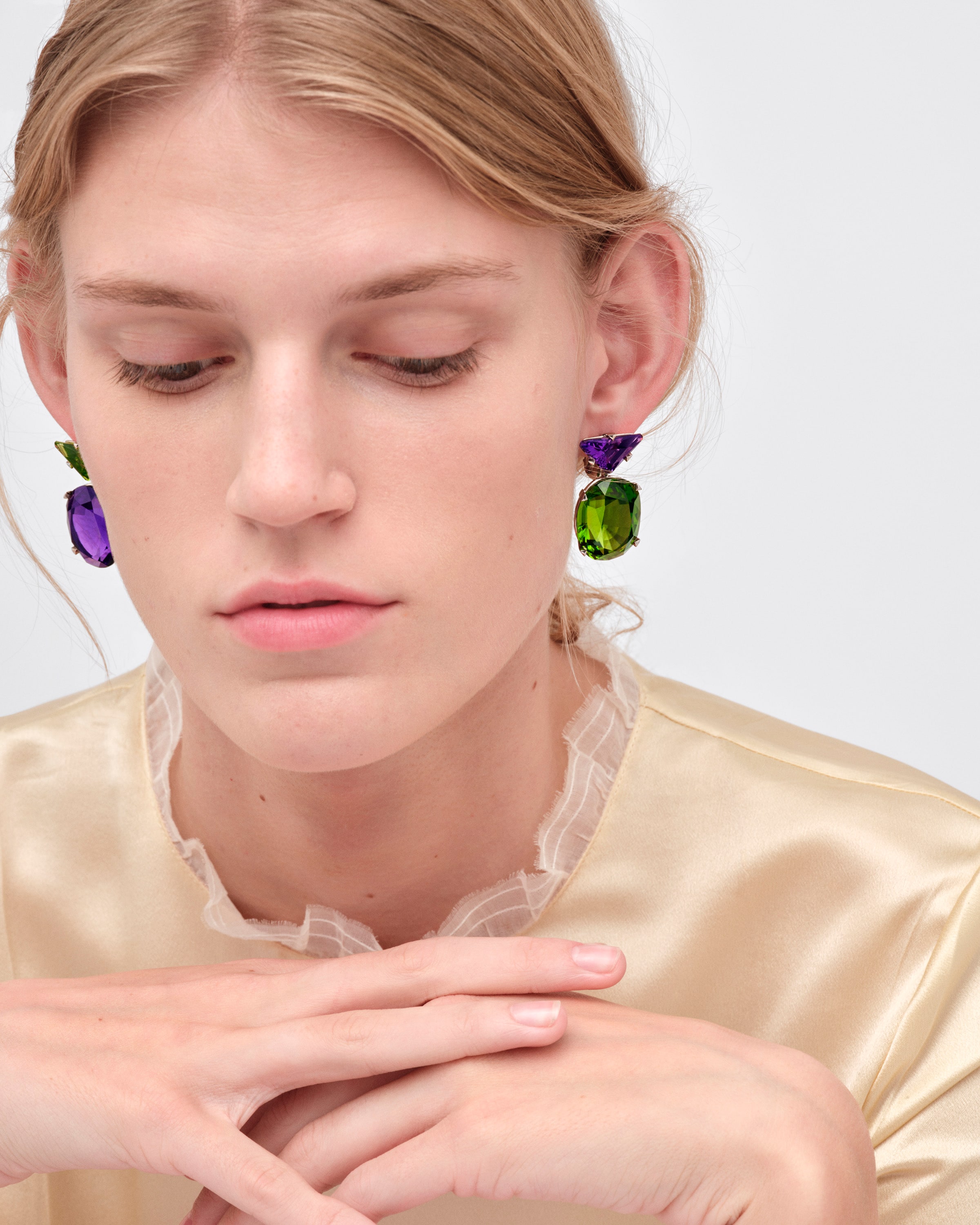 Couleur Vivante pendant earrings - white gold with peridot and amethyst