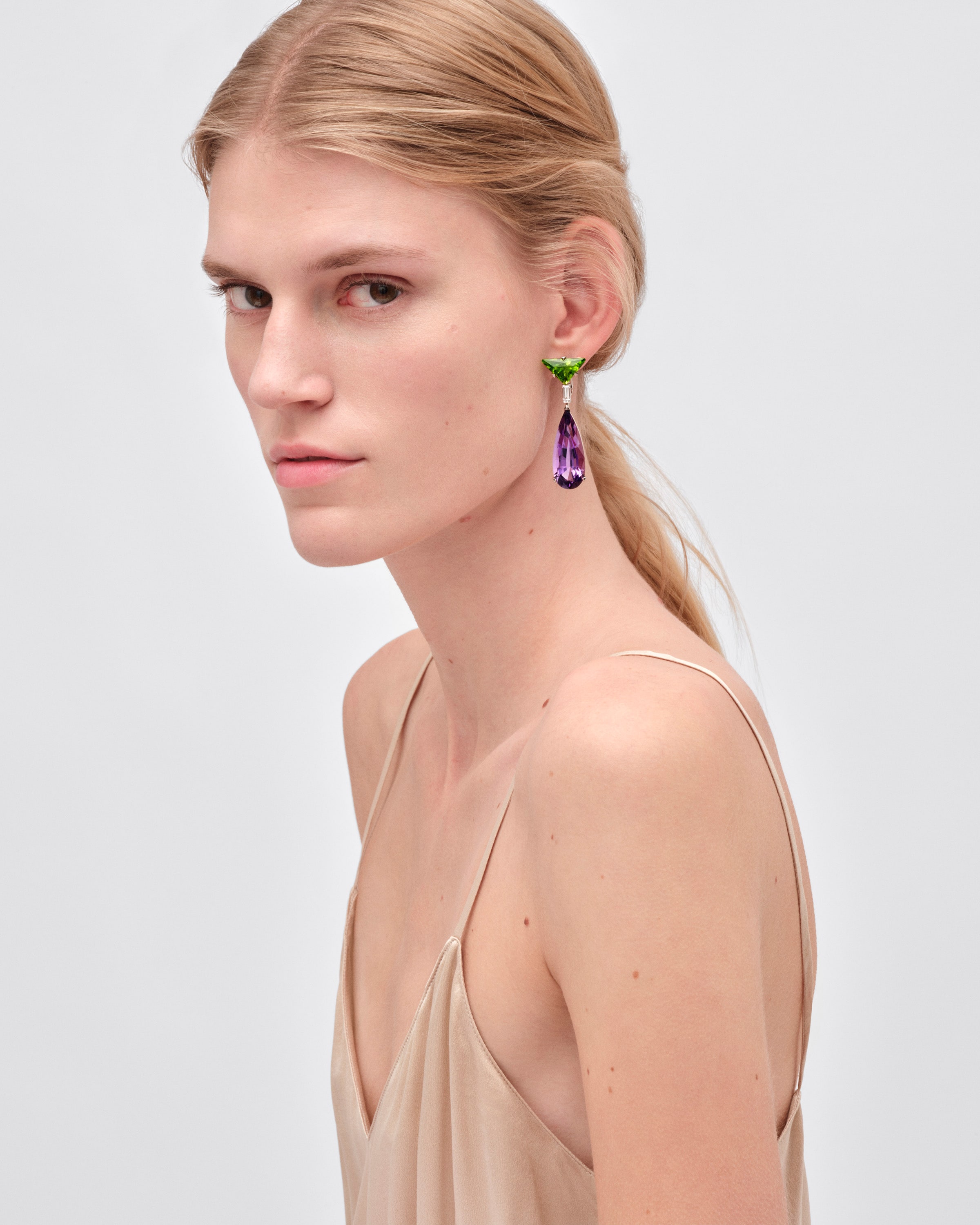 Couleur Vivante pendant earrings - white gold with peridot, amethyst and diamonds