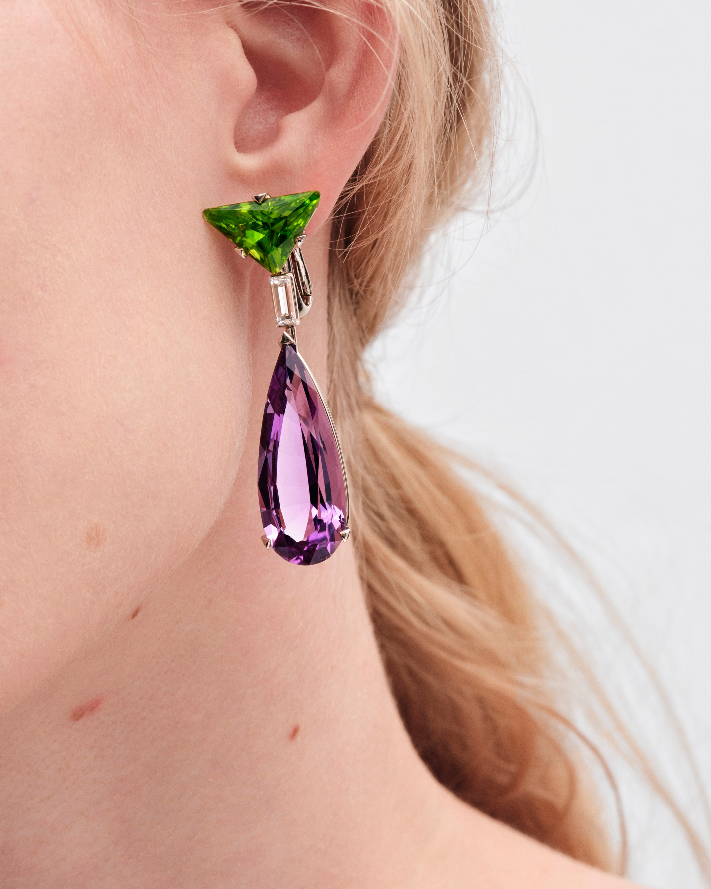Couleur Vivante pendant earrings - white gold with peridot, amethyst and diamonds