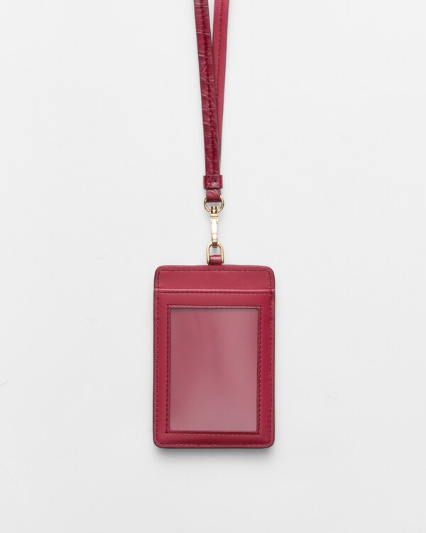 حامل شارة من جلد التمساح حامل شارة من جلد التمساح