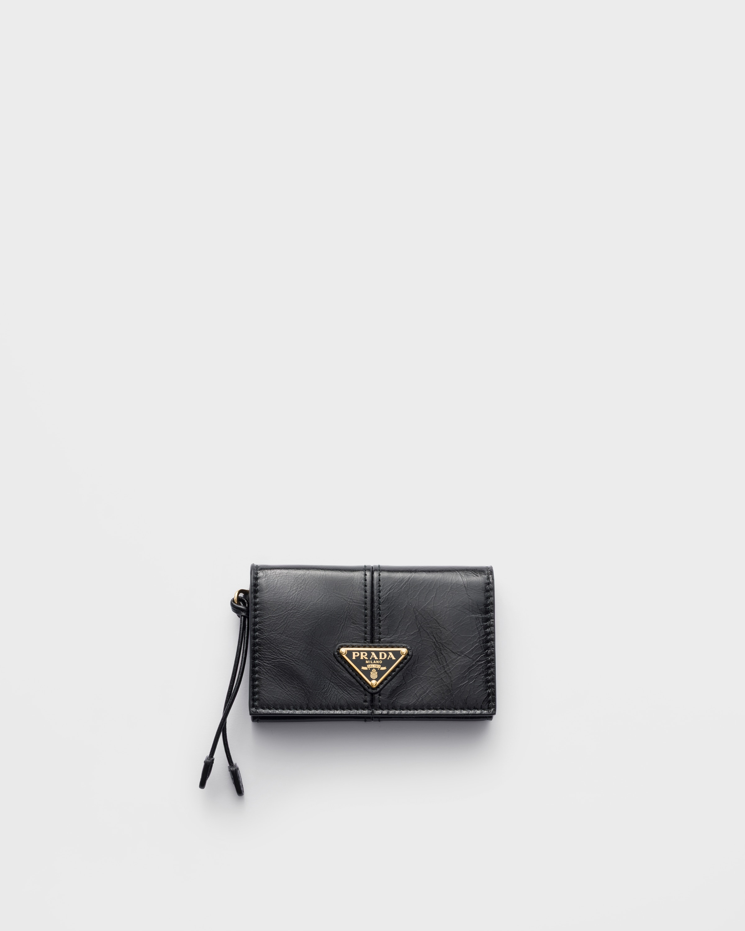 ブラック フラップ付レザー カードケース | PRADA - 日本