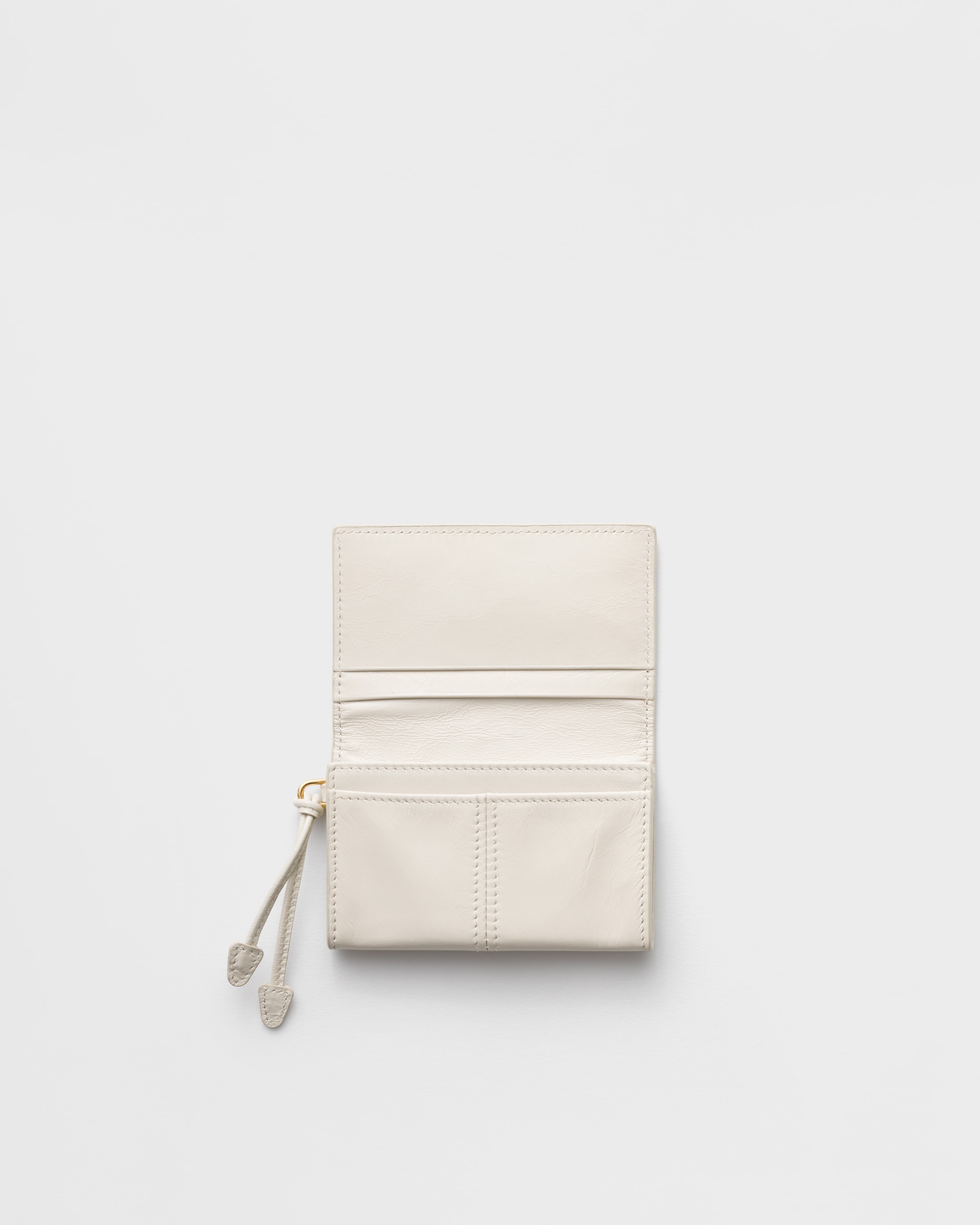 ホワイト フラップ付レザー カードケース | PRADA