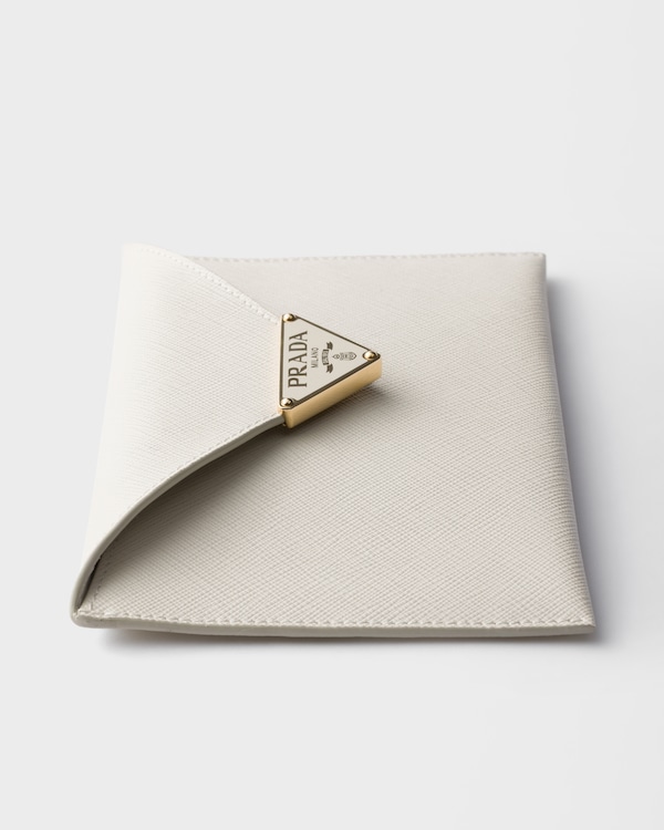 حقيبة كلاتش مثلثة من جلد سافيانو - أبيض طباشيري حقيبة كلاتش مثلثة من جلد سافيانو - أبيض طباشيري