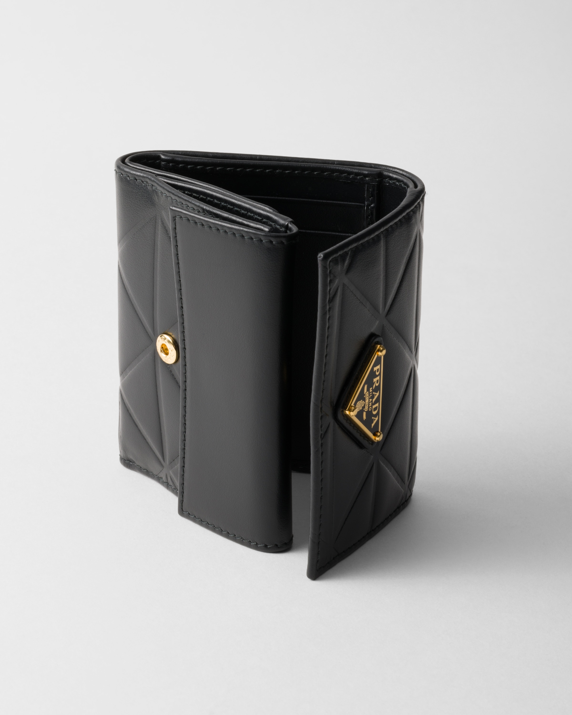 ブラック トライアングルモチーフ入り レザー 財布 | PRADA
