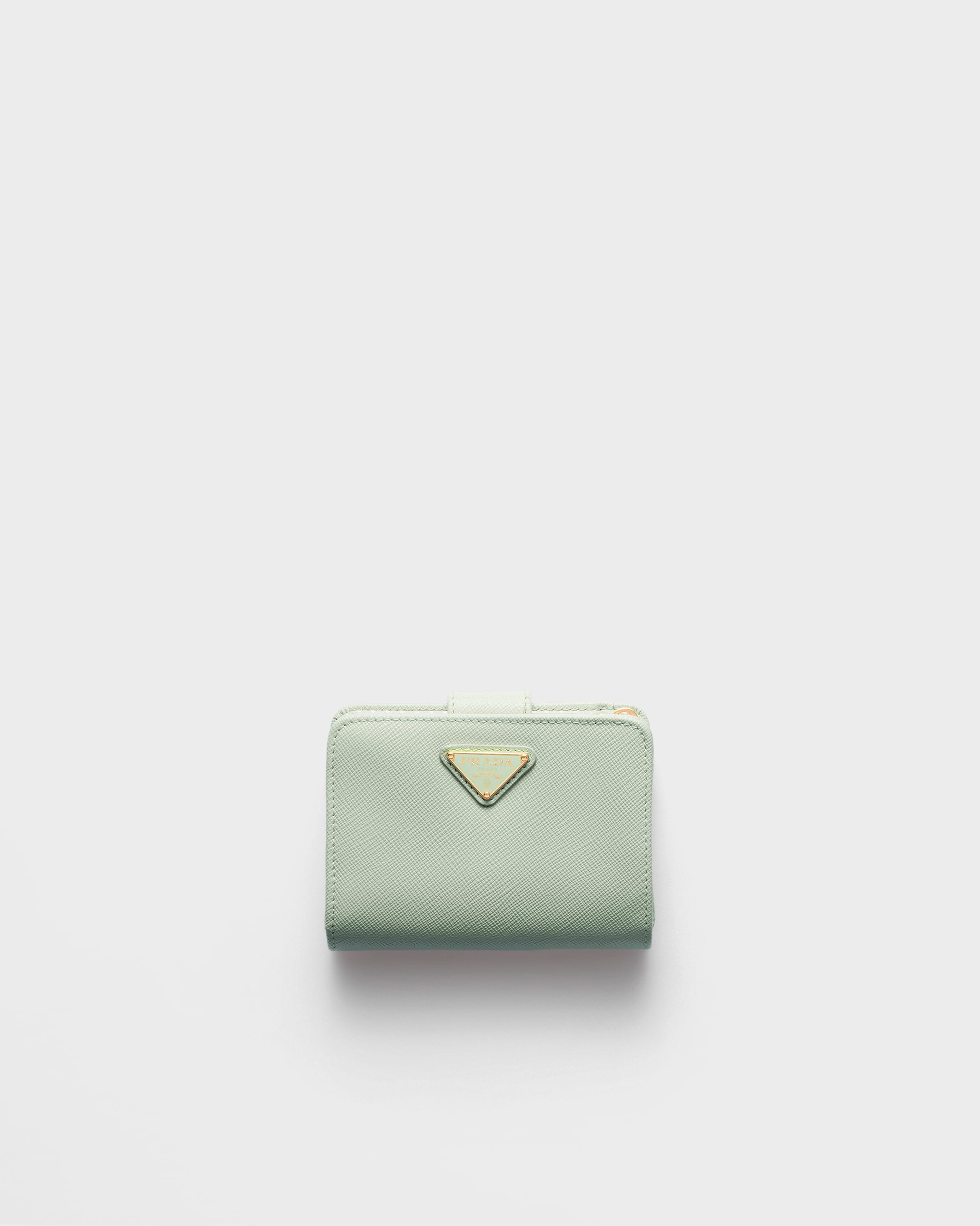 【美品】✴︎クリスマス✴︎ PRADA希少 グリーン 財布 サフィアーノレザー プラダ“開運”グリーンのメンズ財布、「サフィアーノ」レザーの二つ折り