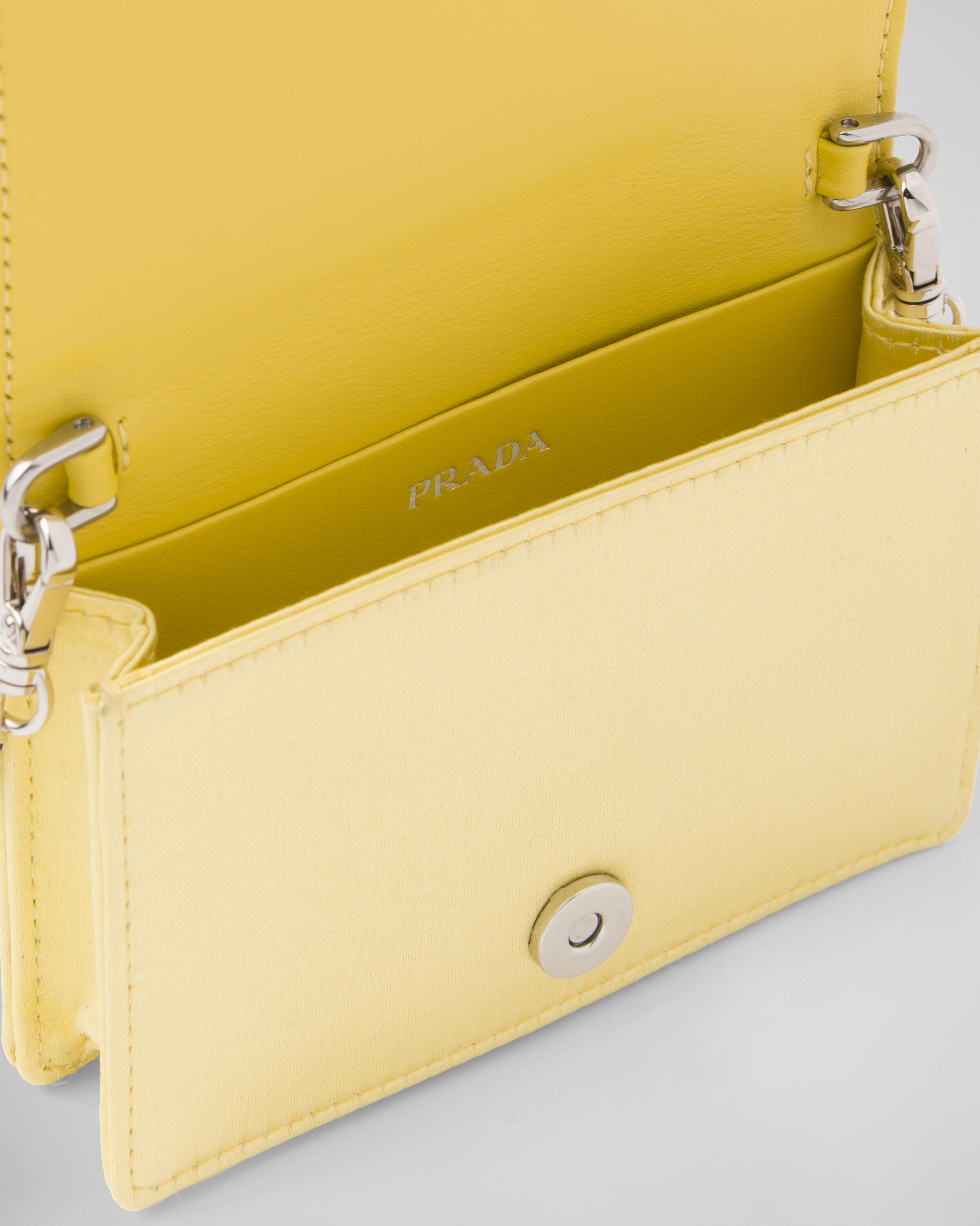 Prada حامل بطاقة مزود بحزام كتف مزين بالكريستال 3