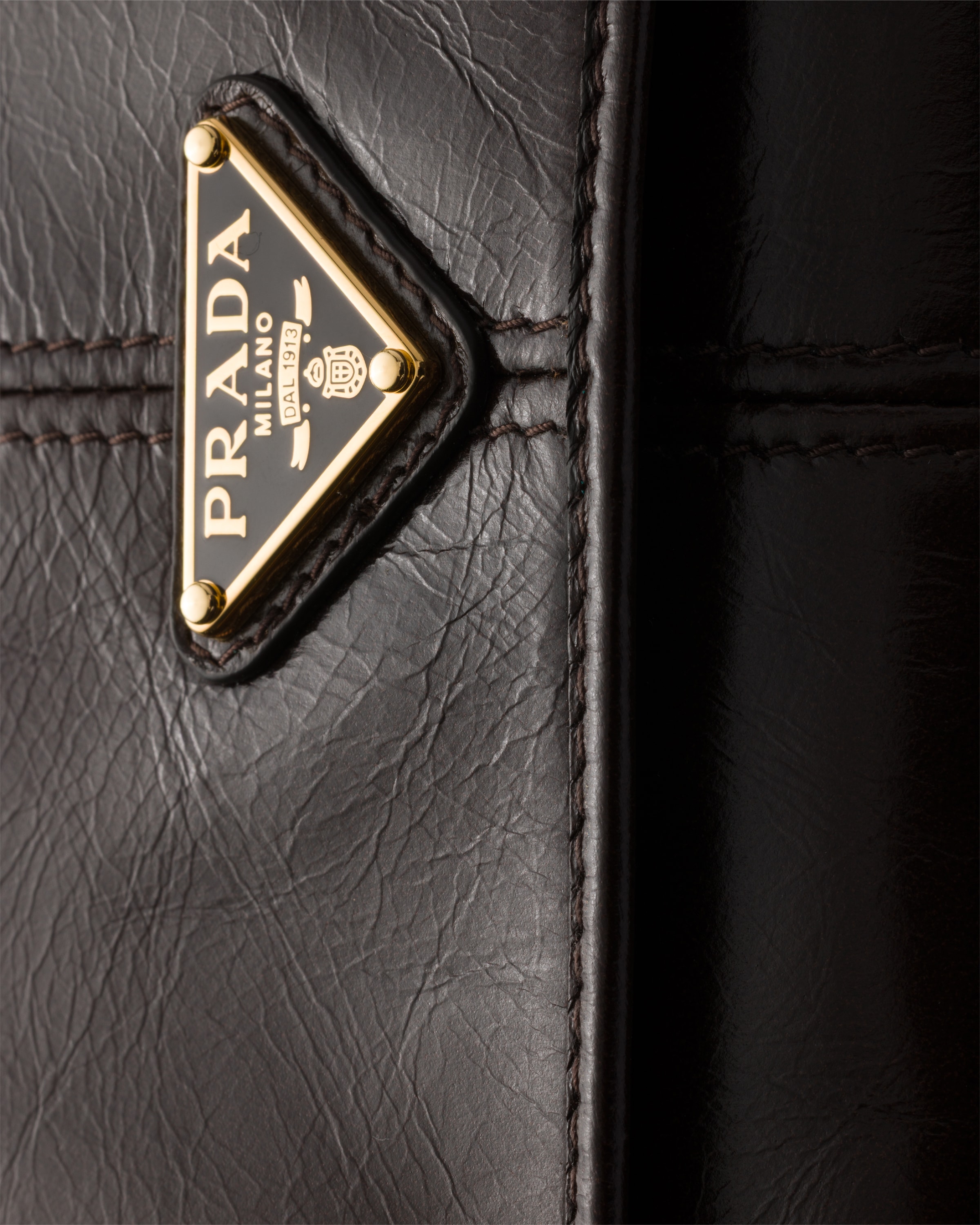 ダークブラウン ショルダーストラップ付レザー 財布 | PRADA - 日本