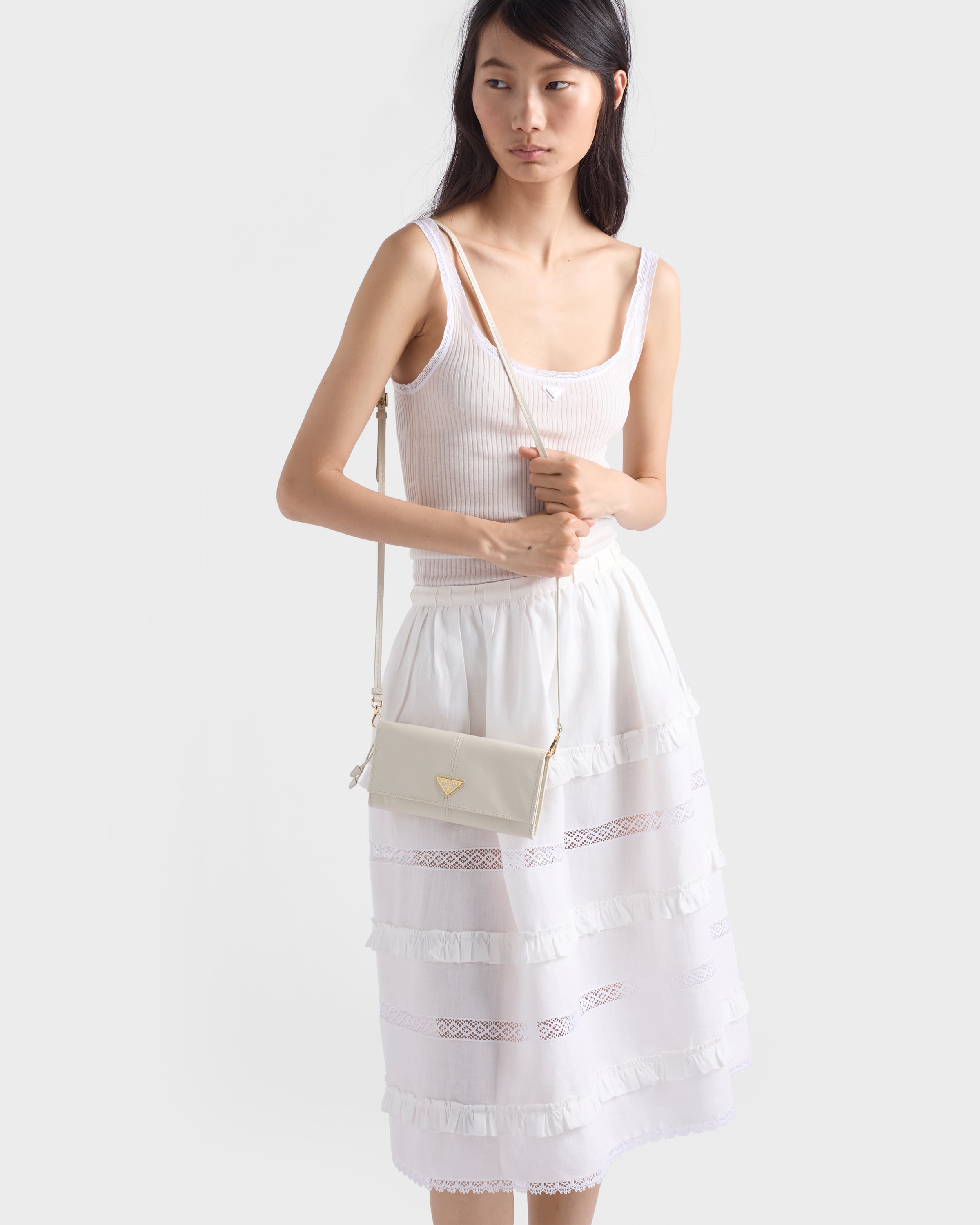 あり様PRADA オフホワイトレザーバッグ　ショルダーストラップ付き PRADA ホワイトレザー ショルダーバッグ - メルカリ