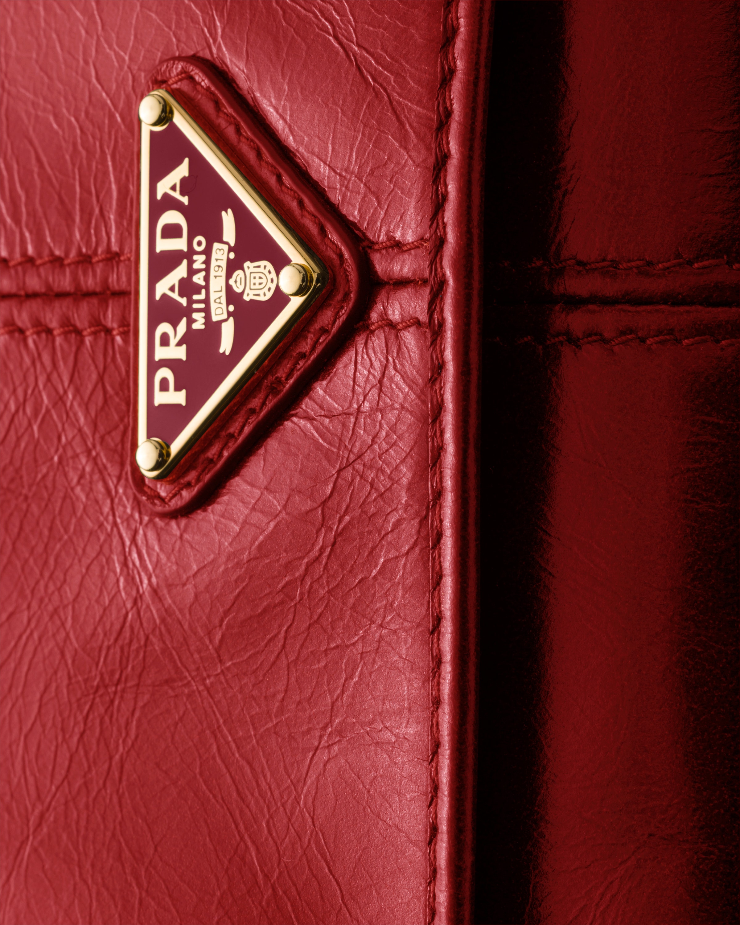 レッド ショルダーストラップ付レザー 財布 | PRADA - 日本