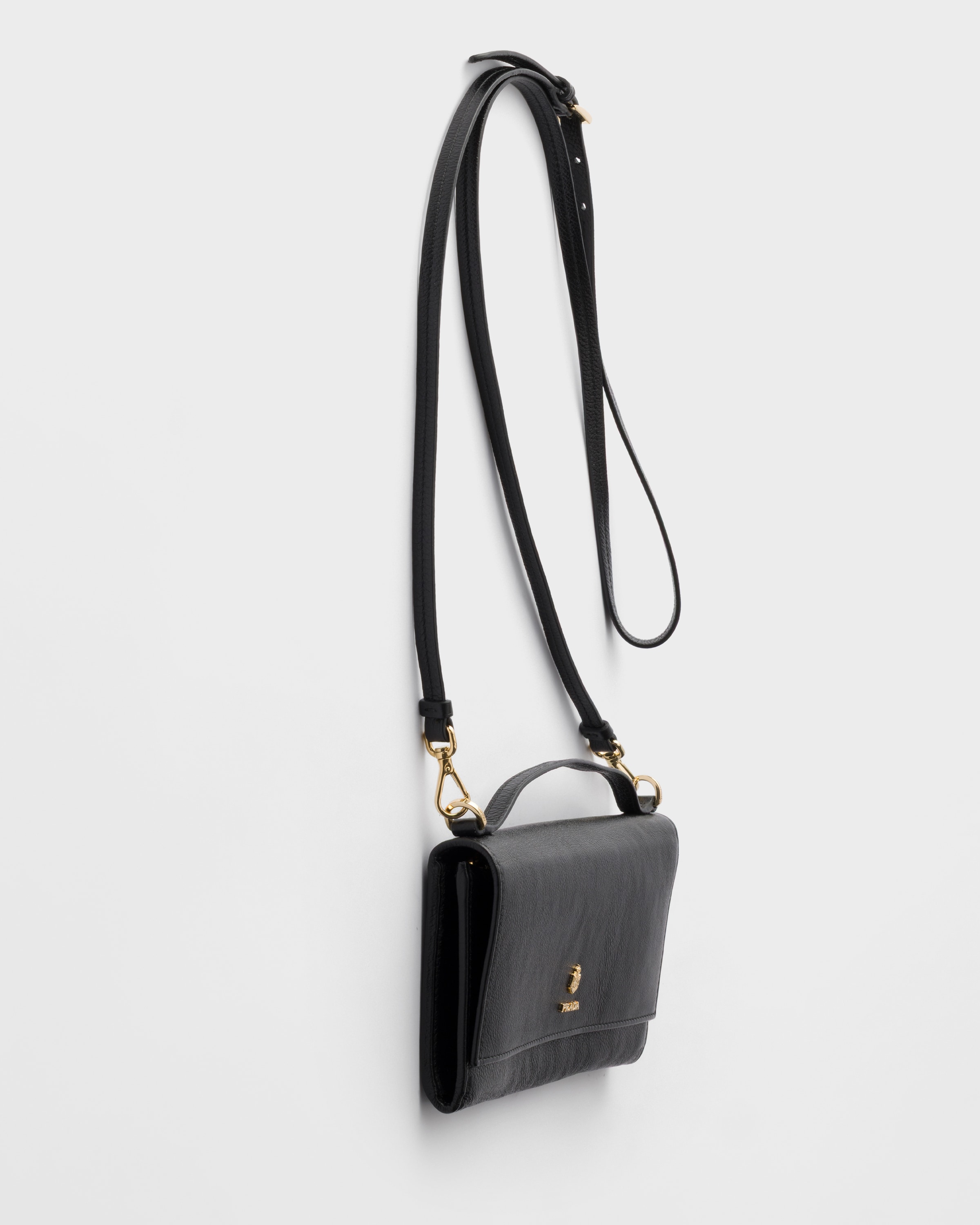 ブラック ショルダーストラップ付レザー 財布 | PRADA - 日本