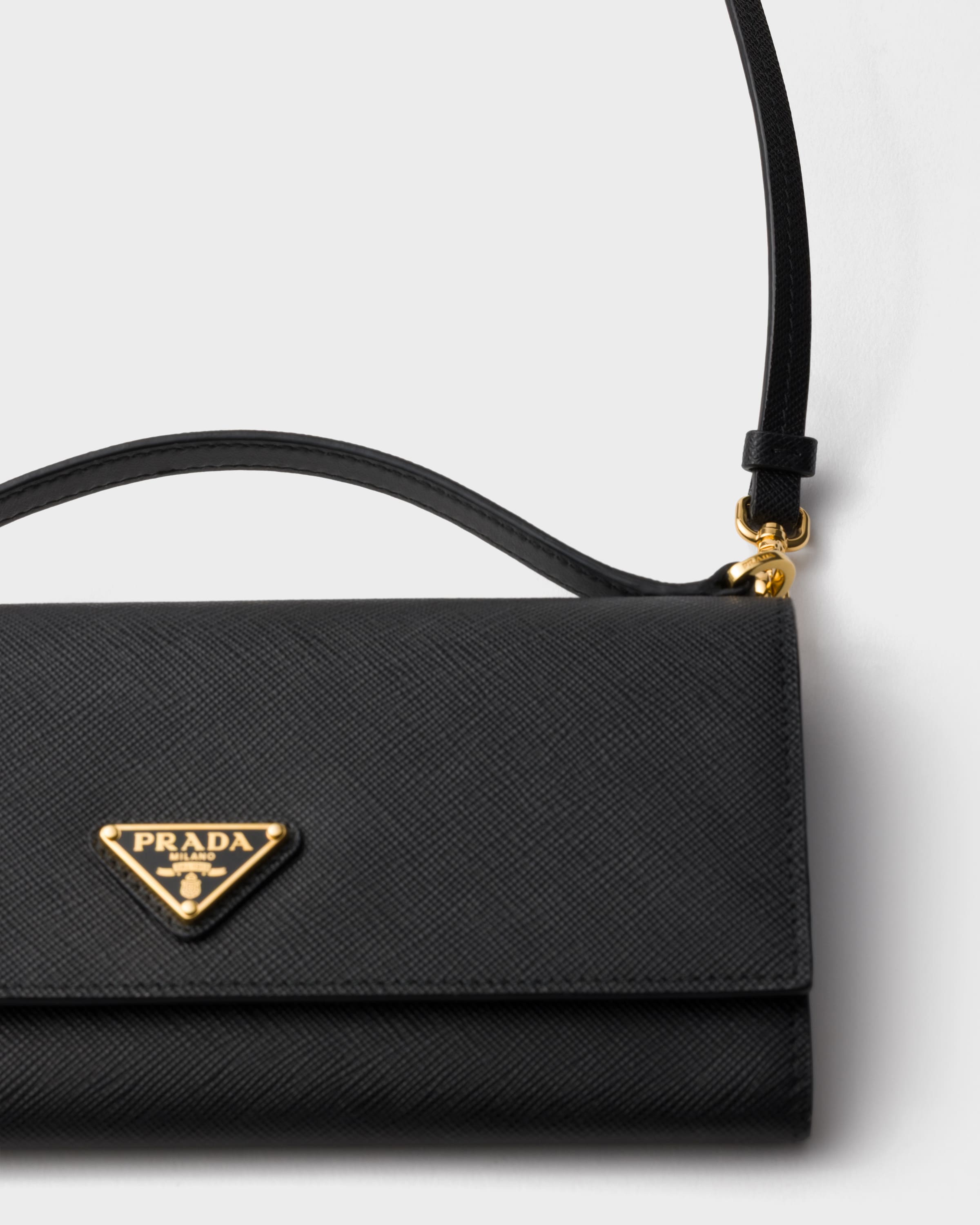 ブラック ショルダーストラップ付 サフィアーノレザー財布 | PRADA - 日本