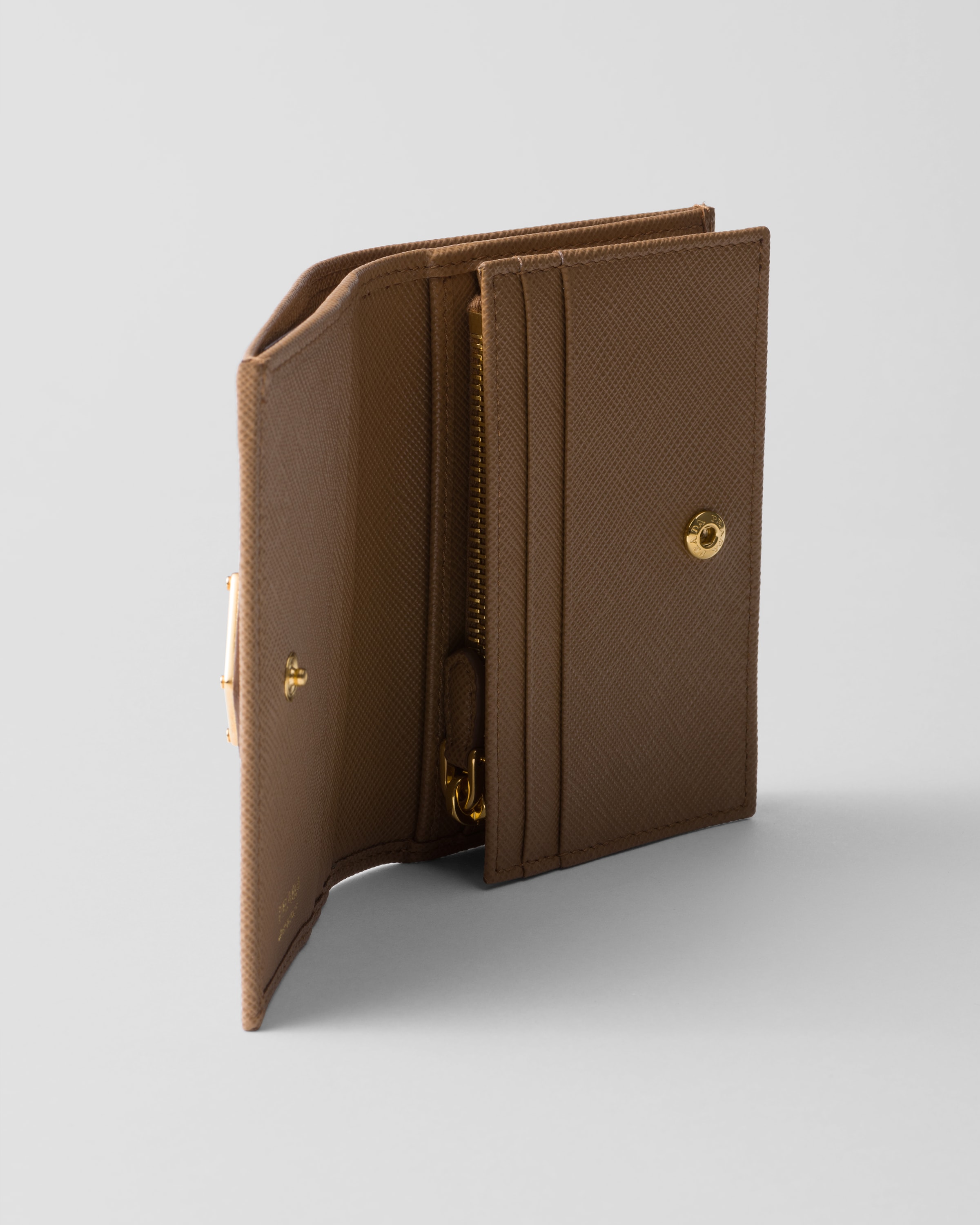 特価！！ユニセックスPLADA✴︎プラダ超コンパクト財布キャメルブラウン Caramel Small Saffiano Leather Wallet | PRADA