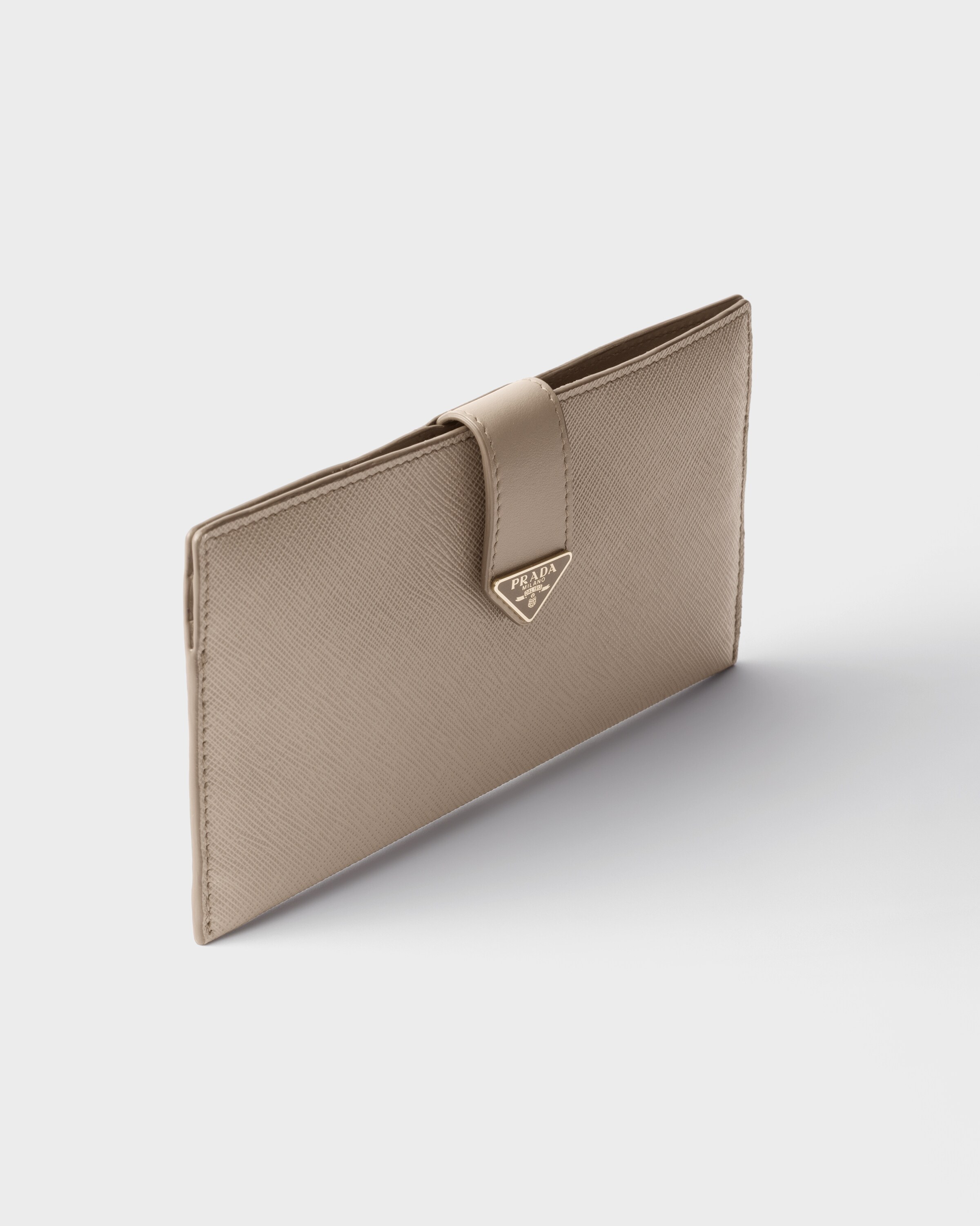((ゆーま))PRADA サフィアーノタブ　折り財布 サンド サフィアーノタブ 財布 | PRADA
