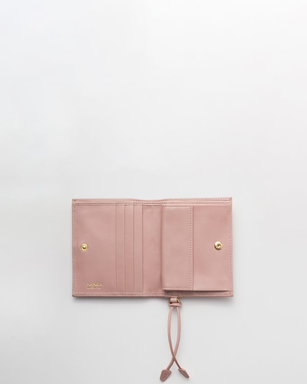 محفظة جلد صغيرة محفظة جلد صغيرة