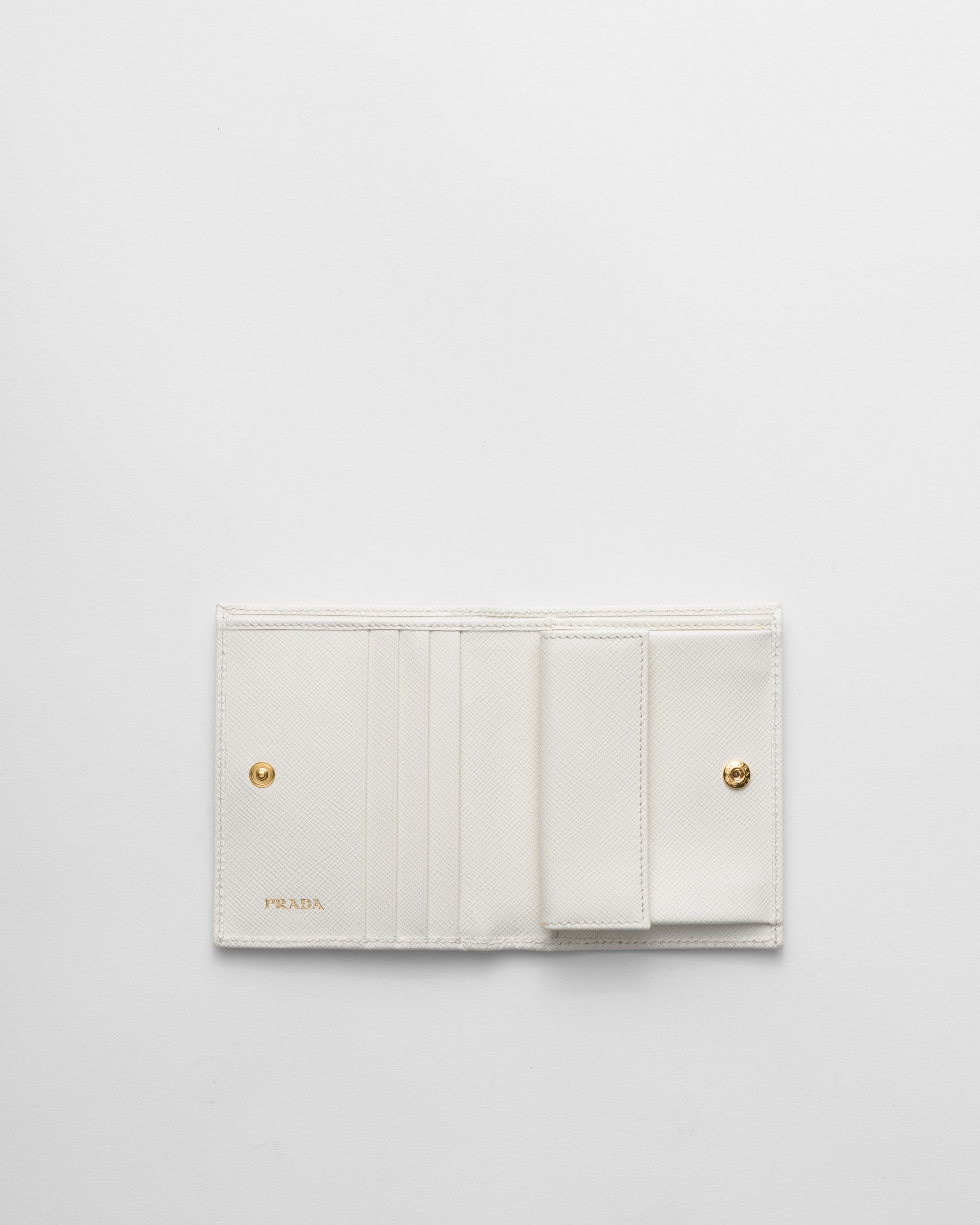 Shop Prada Kleines Portemonnaie Aus Saffiano Leder In White