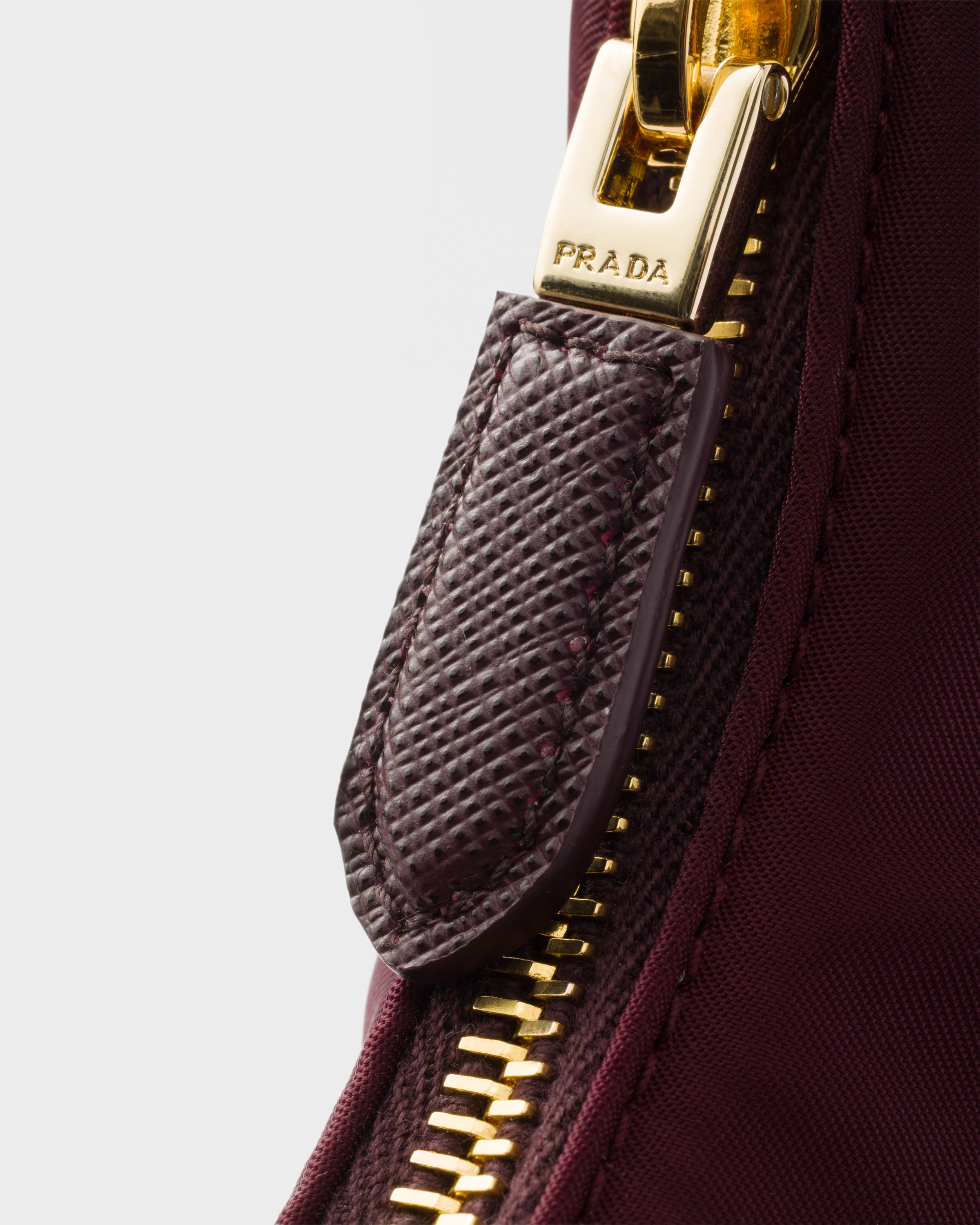バッグ・カバンその他 Prada Re-Edition 2005 burgundy leather bag Re-edition 2005 zip leather handbag Prada Burgundy in