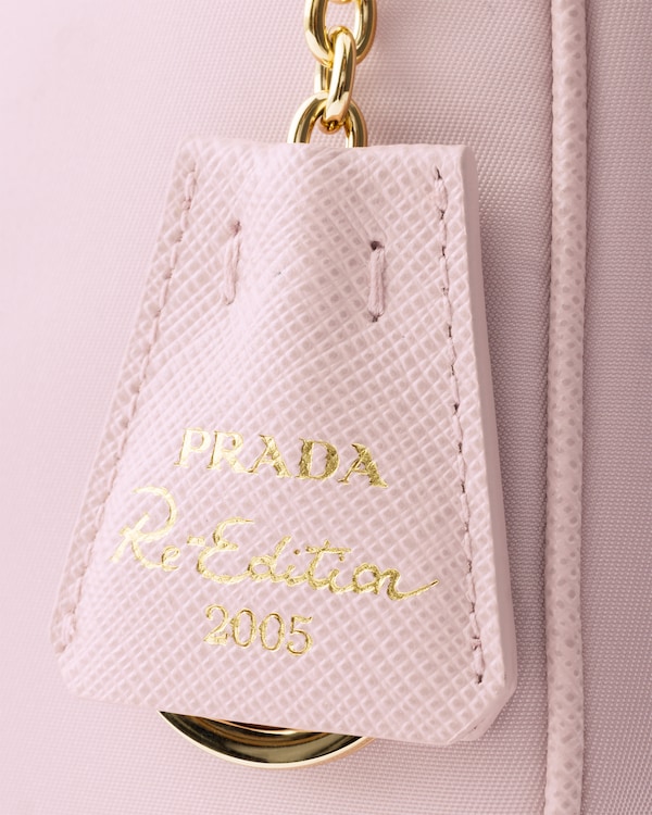 حقيبة صغيرة Prada Re-Edition 2005 من الرينايلون - مرمري حقيبة صغيرة Prada Re-Edition 2005 من الرينايلون - مرمري