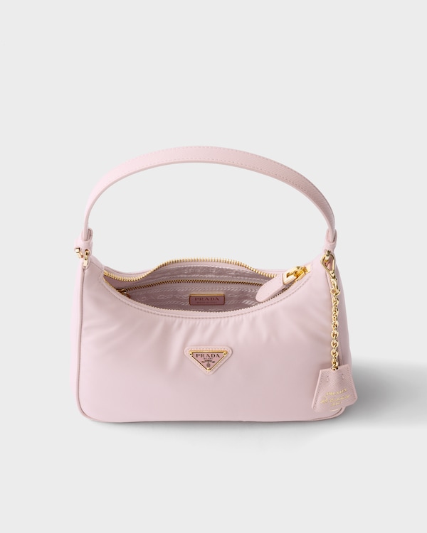 حقيبة صغيرة Prada Re-Edition 2005 من الرينايلون - مرمري حقيبة صغيرة Prada Re-Edition 2005 من الرينايلون - مرمري