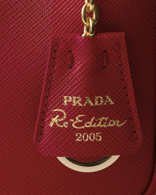 Mini bolsa em couro Saffiano Prada Re-Edition 2005 - Vermelho Flamejante Mini bolsa em couro Saffiano Prada Re-Edition 2005 - Vermelho Flamejante