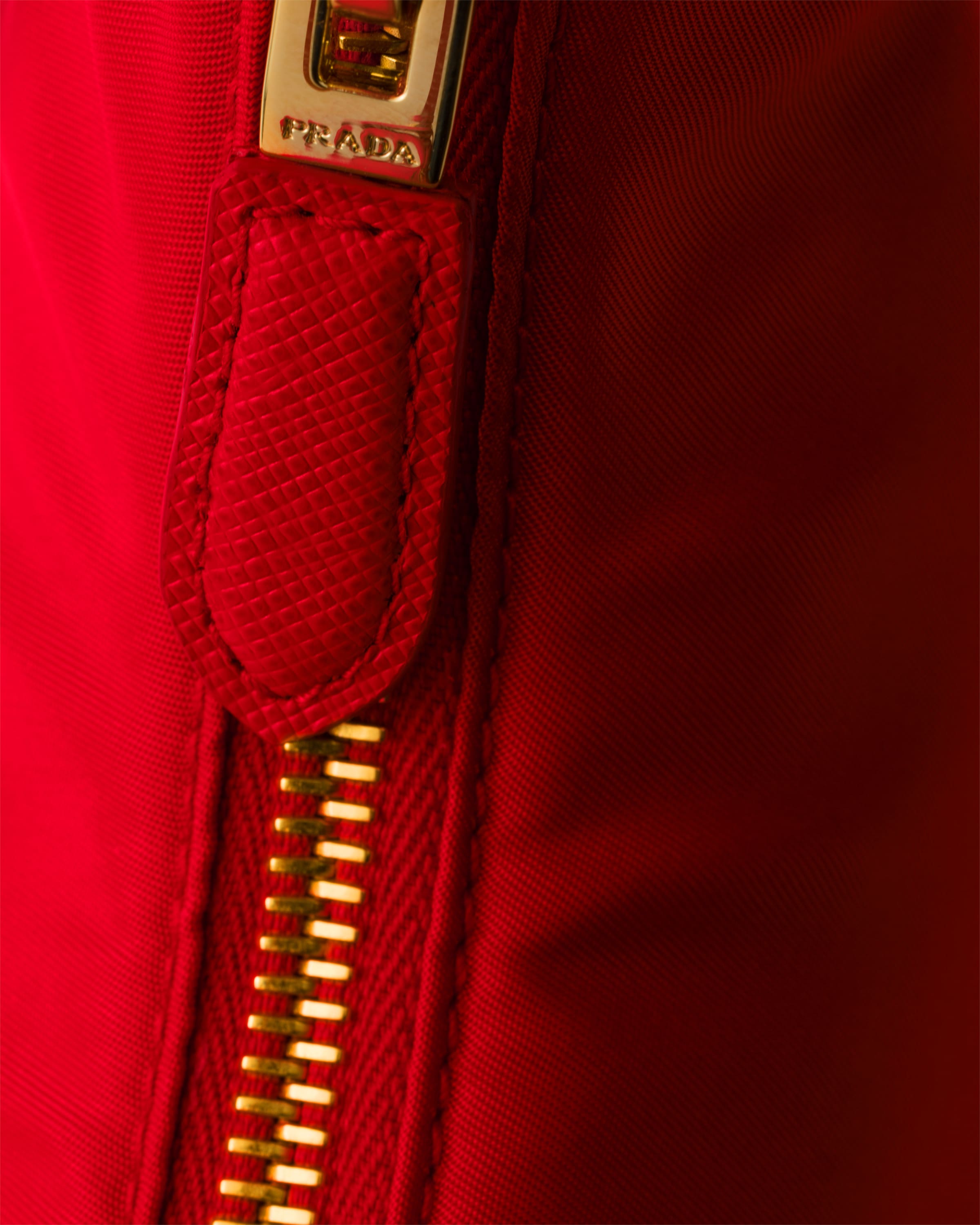 レッド プラダ Re-Edition 2005 Re-Nylon ミニバッグ | PRADA - 日本