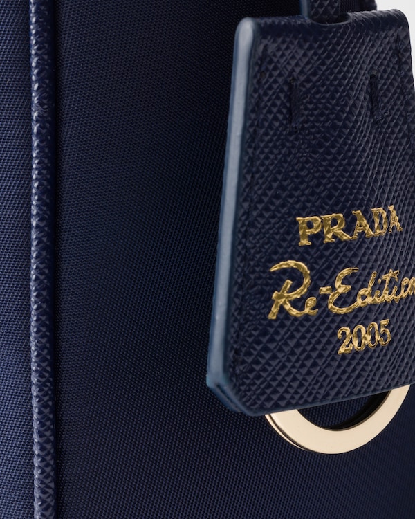 حقيبة صغيرة Prada Re-Edition 2005 من الرينايلون - أزرق بلطيقي حقيبة صغيرة Prada Re-Edition 2005 من الرينايلون - أزرق بلطيقي