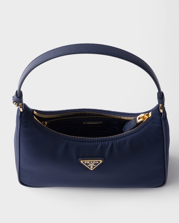 حقيبة صغيرة Prada Re-Edition 2005 من الرينايلون - أزرق بلطيقي حقيبة صغيرة Prada Re-Edition 2005 من الرينايلون - أزرق بلطيقي