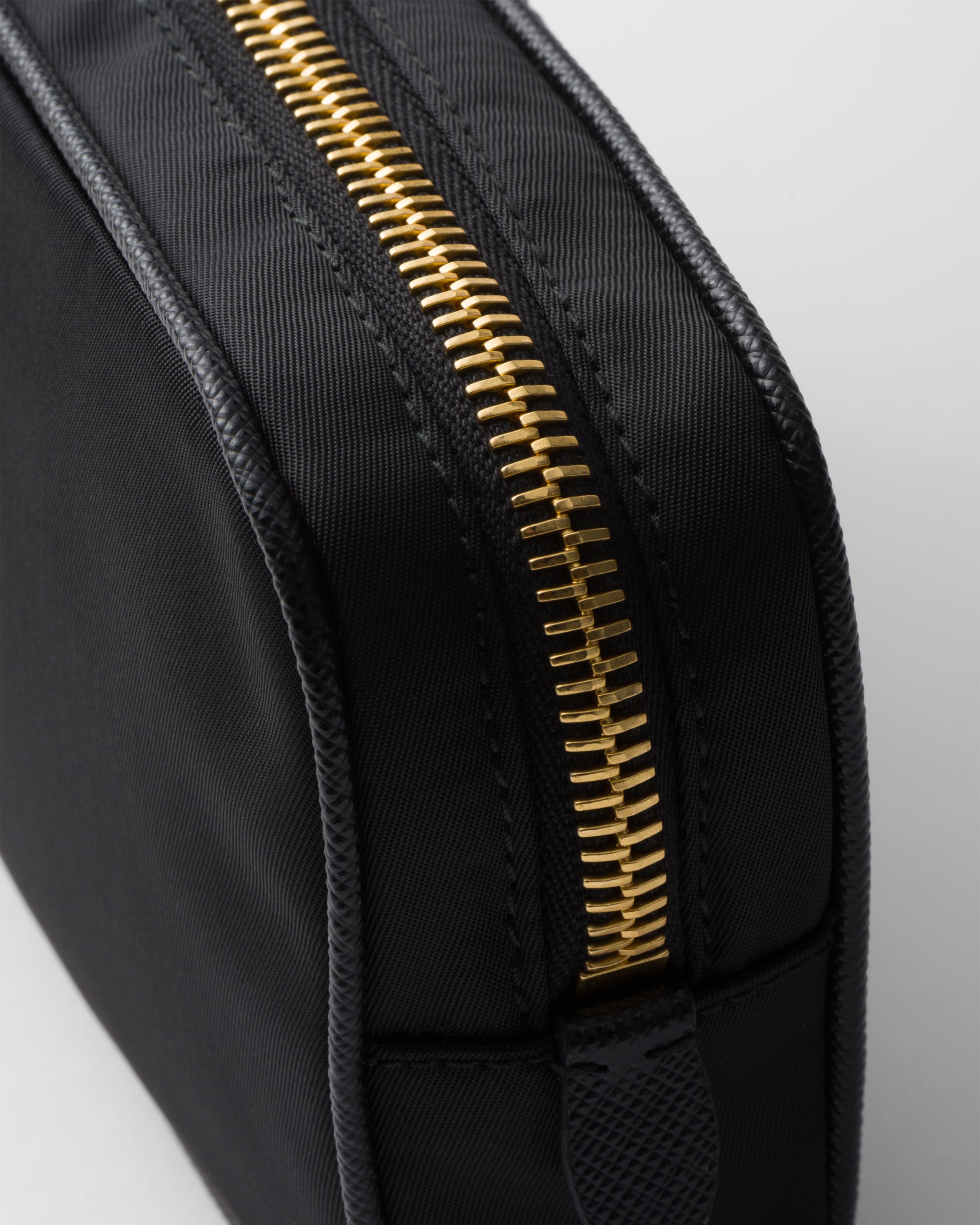 ブラック プラダ Re-edition 1978 Re-nylon Xサフィアーノレザー ポーチ | PRADA