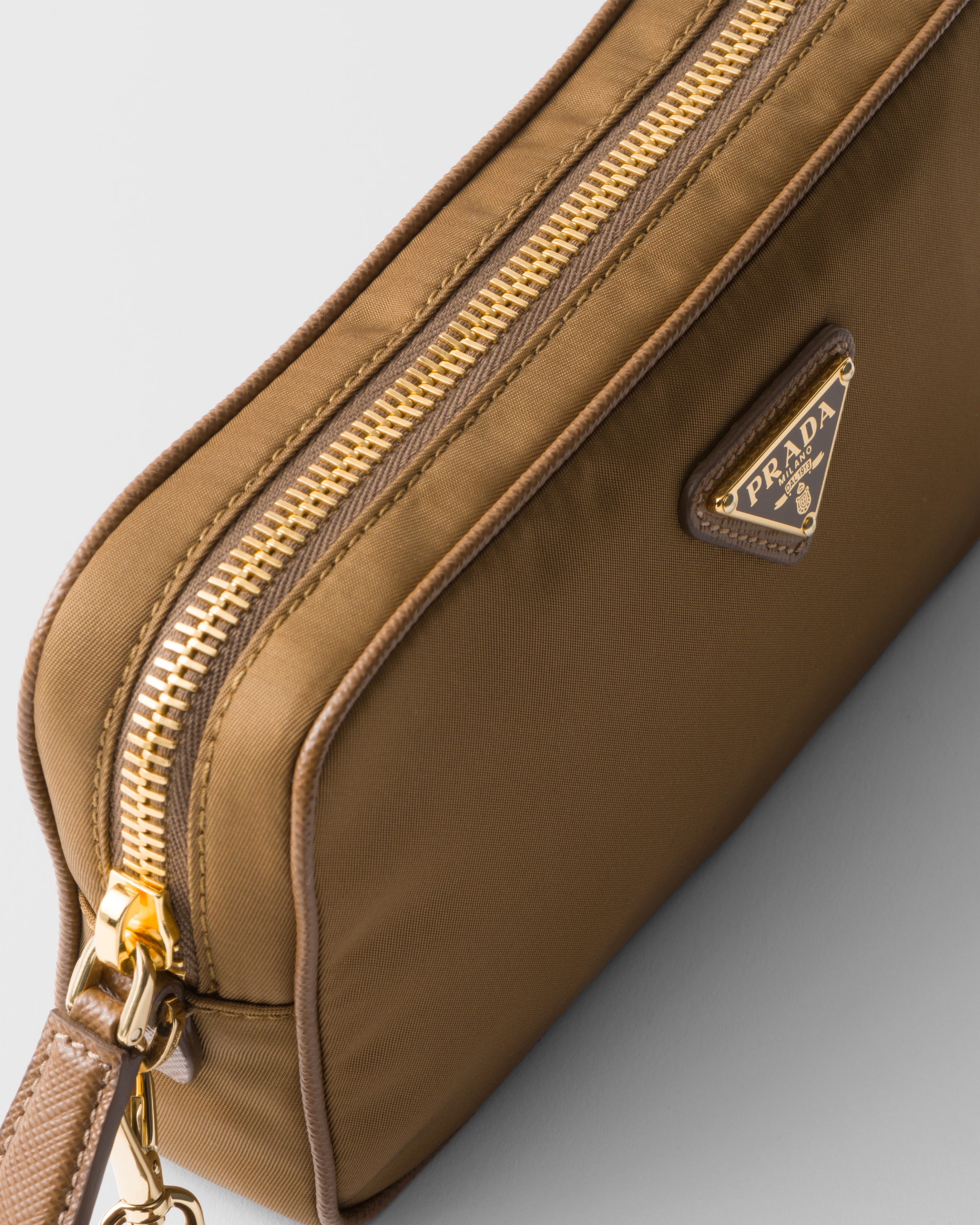 ブラウン プラダ Re-edition 1978 Re-nylon Xサフィアーノレザー ポーチ | PRADA
