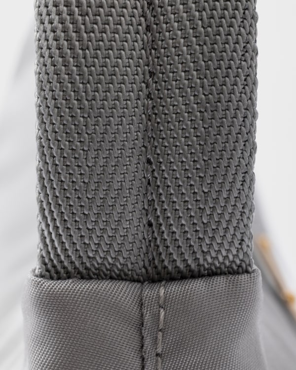 Mini sac Prada Re-Edition 2008 en Re-Nylon - Gris Nuage Mini sac Prada Re-Edition 2008 en Re-Nylon - Gris Nuage