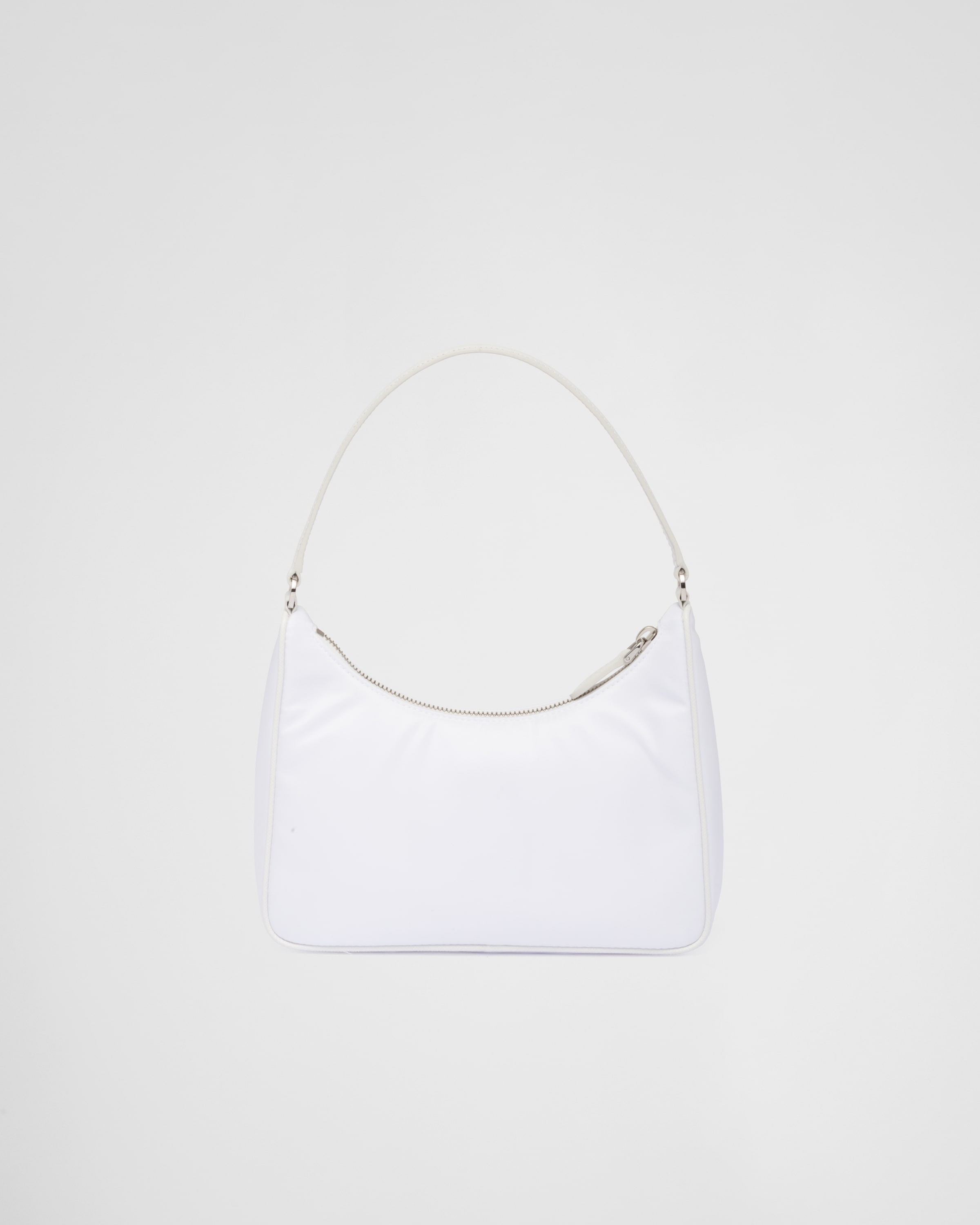 Prada حقيبة Prada Re\u002DEdition 2005 من قماش Re\u002DNylon بحجم صغير 4