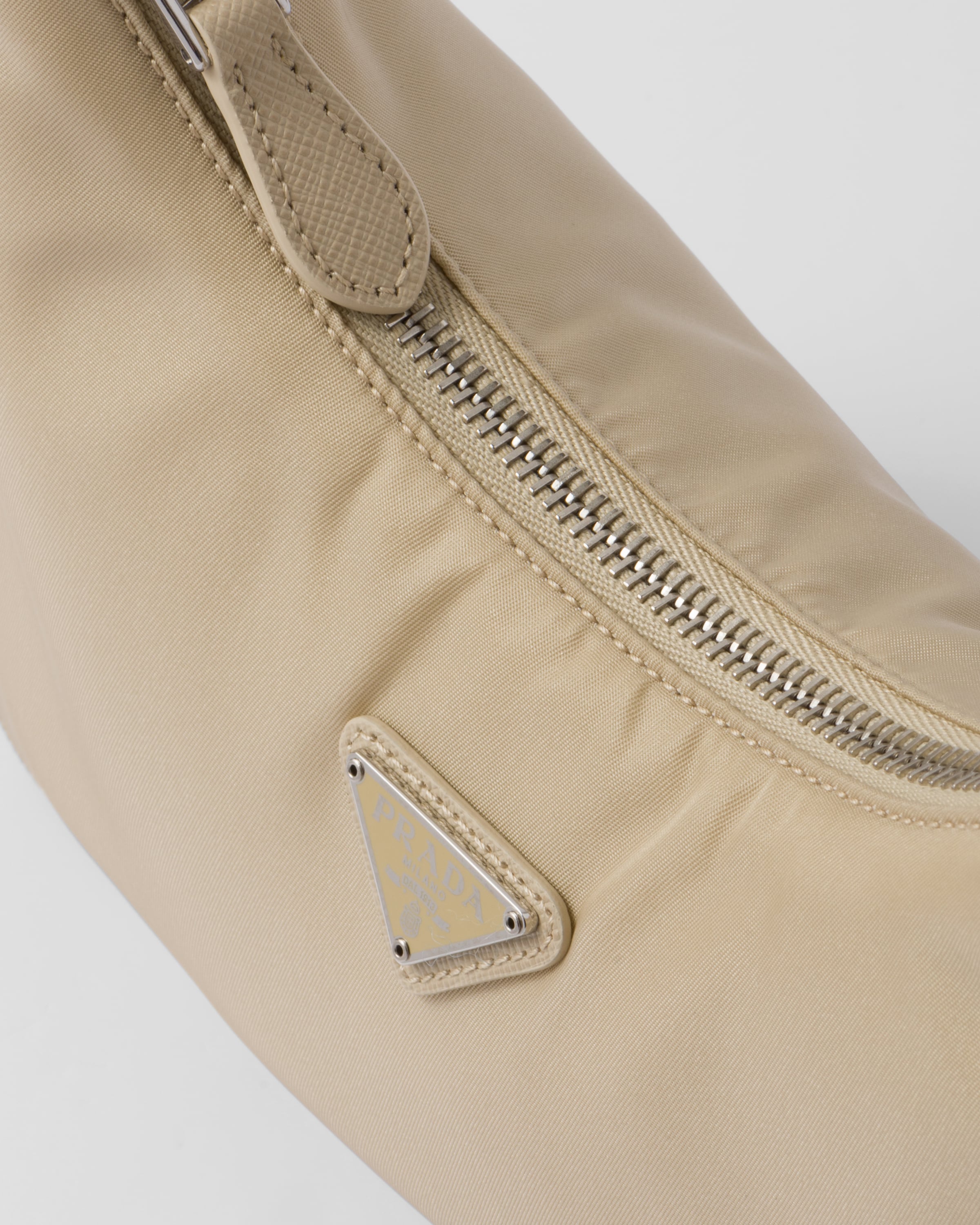 Prada حقيبة Prada Re\u002DEdition 2005 من قماش Re\u002DNylon بحجم صغير 7