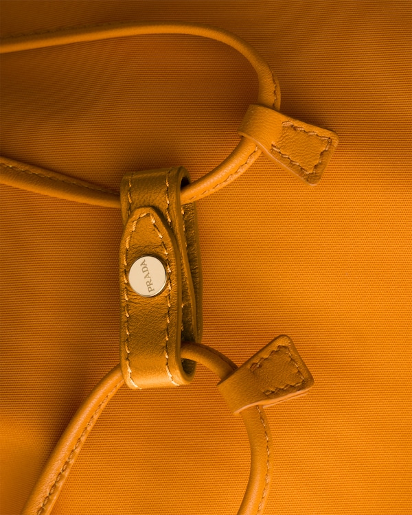 حقيبة بوشيه Prada Wish من الرينايلون - عنبري حقيبة بوشيه Prada Wish من الرينايلون - عنبري