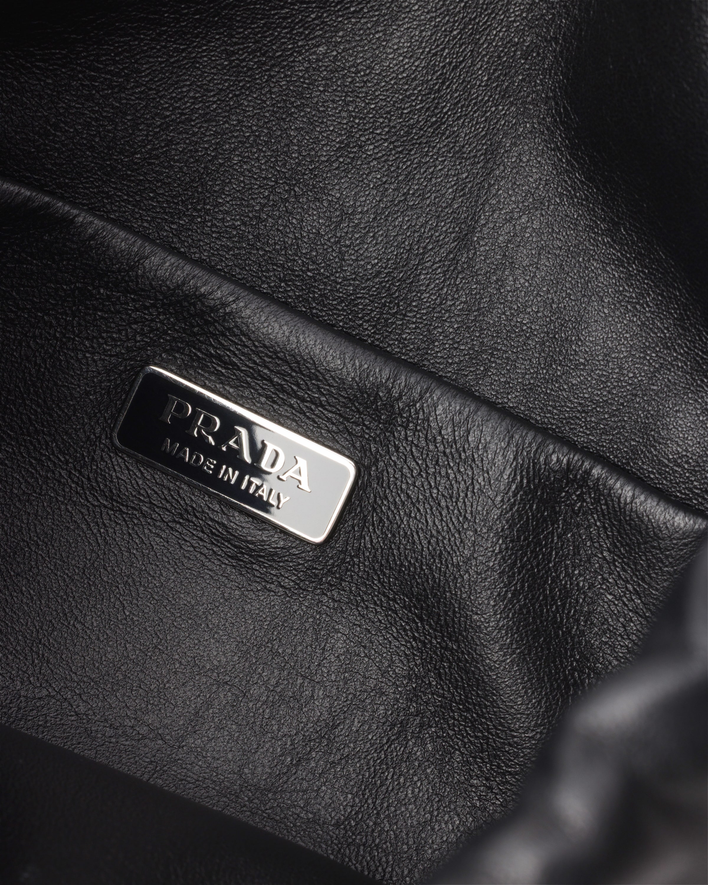 ブラック プラダ ウィッシュ ナッパレザー ポーチ | PRADA - 日本