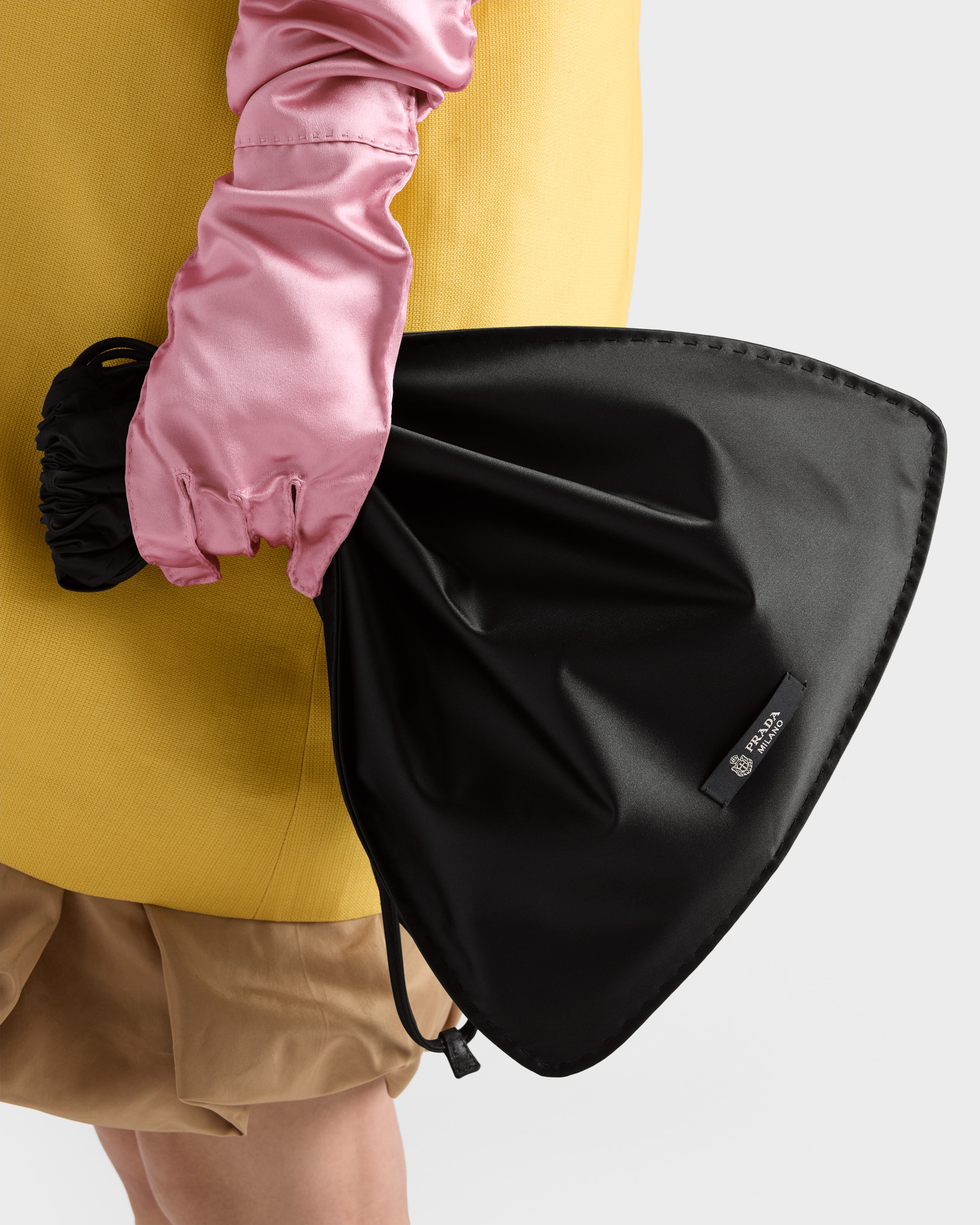 ブラック プラダ ウィッシュ シルクダッチェス ポーチ | PRADA