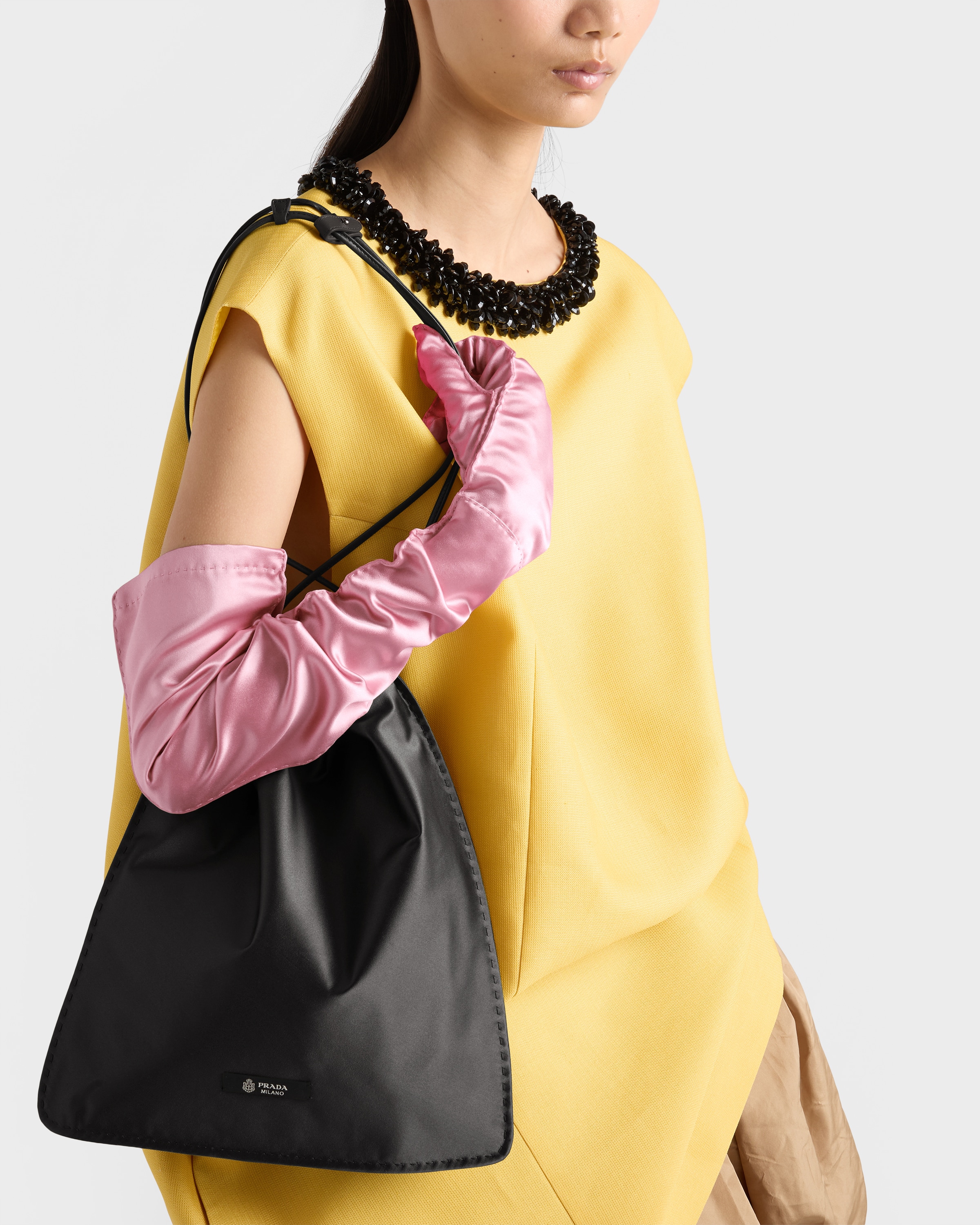 ブラック プラダ ウィッシュ シルクダッチェス ポーチ | PRADA