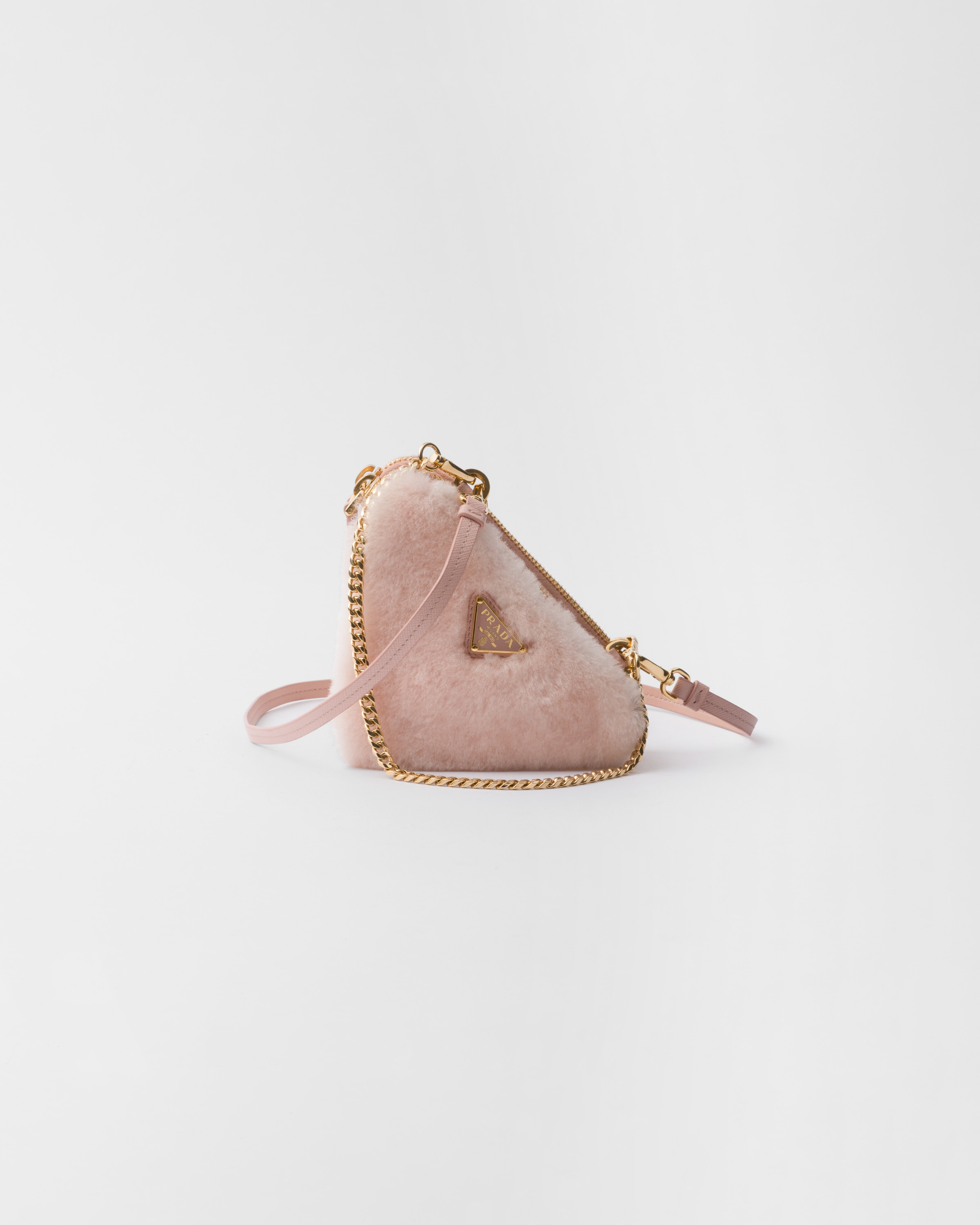 Arriba 33+ imagen pink shearling prada bag Abzlocal.mx