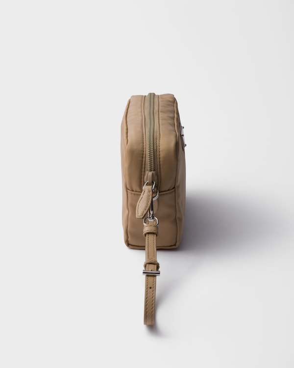 スモール Re-Nylon ポーチ - キャメルブラウン スモール Re-Nylon ポーチ - キャメルブラウン