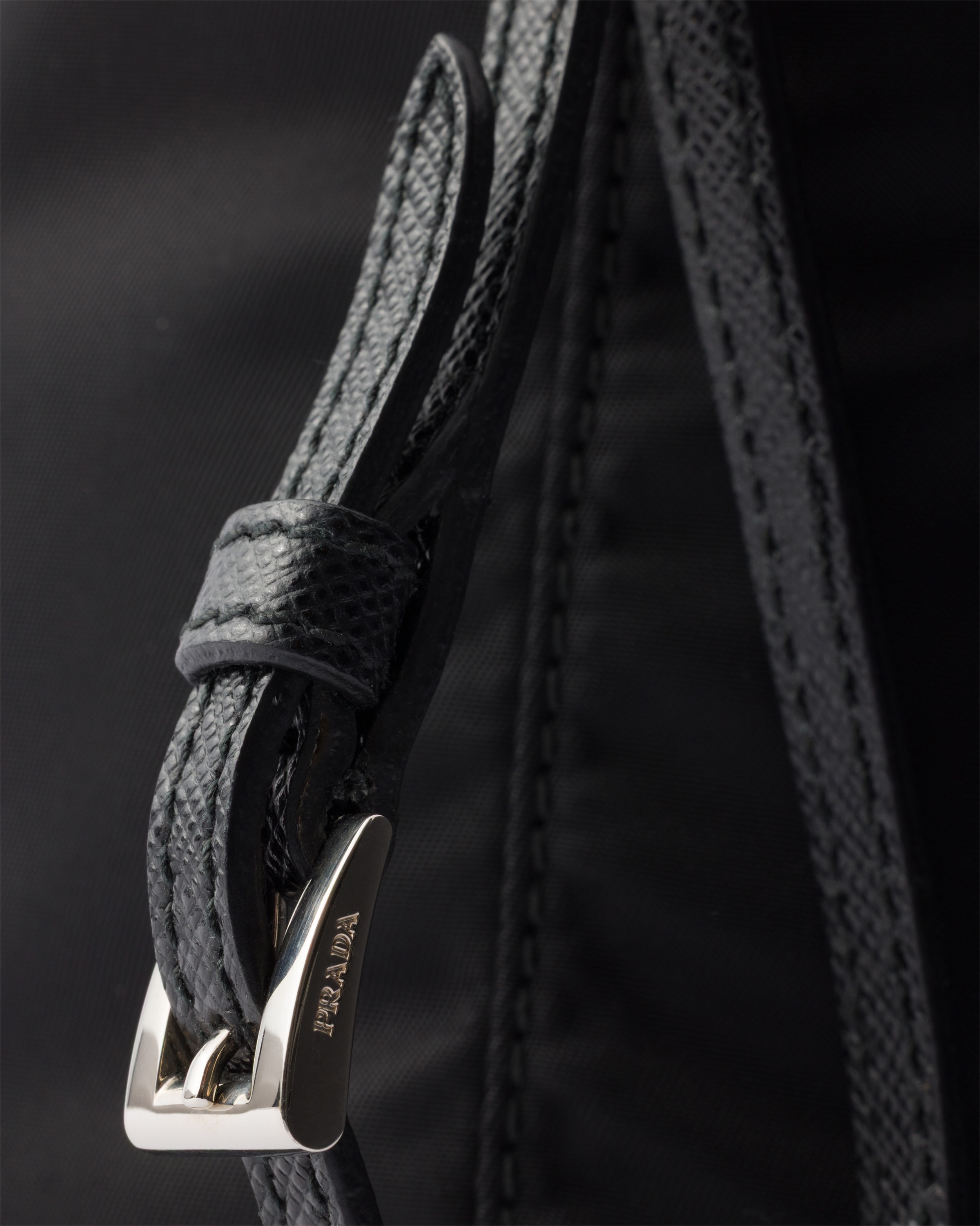 ブラック Re-Nylon ポーチ | PRADA - 日本