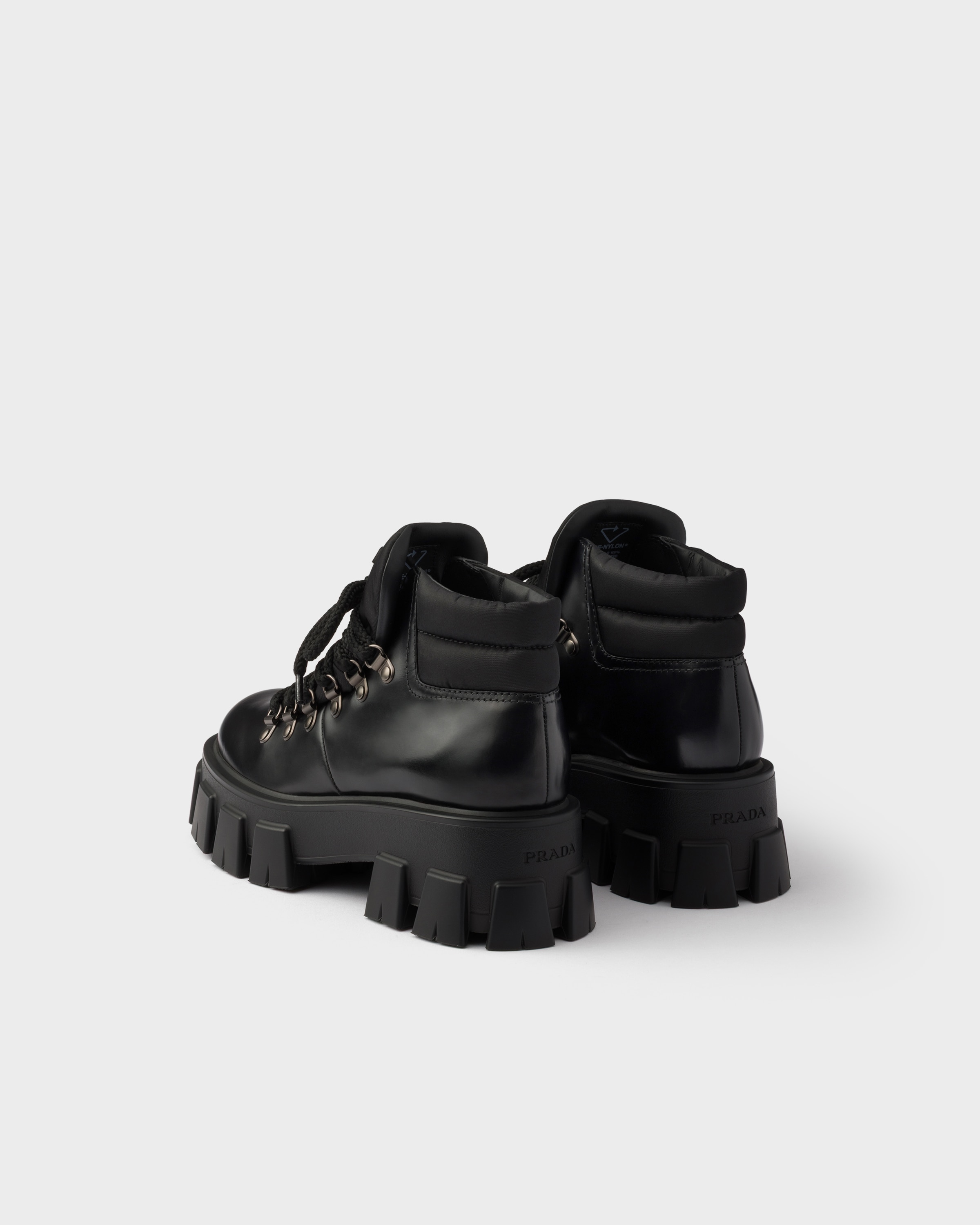 ブラック プラダ モノリス レザー Re-Nylon ブーティー | PRADA - 日本