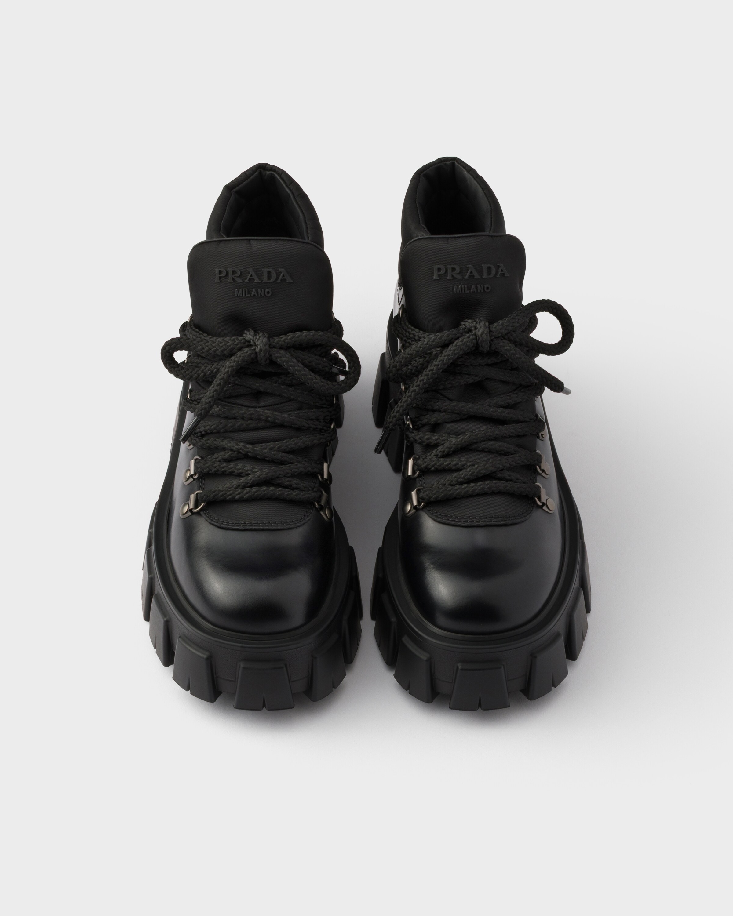 ブラック プラダ モノリス レザー Re-Nylon ブーティー | PRADA - 日本