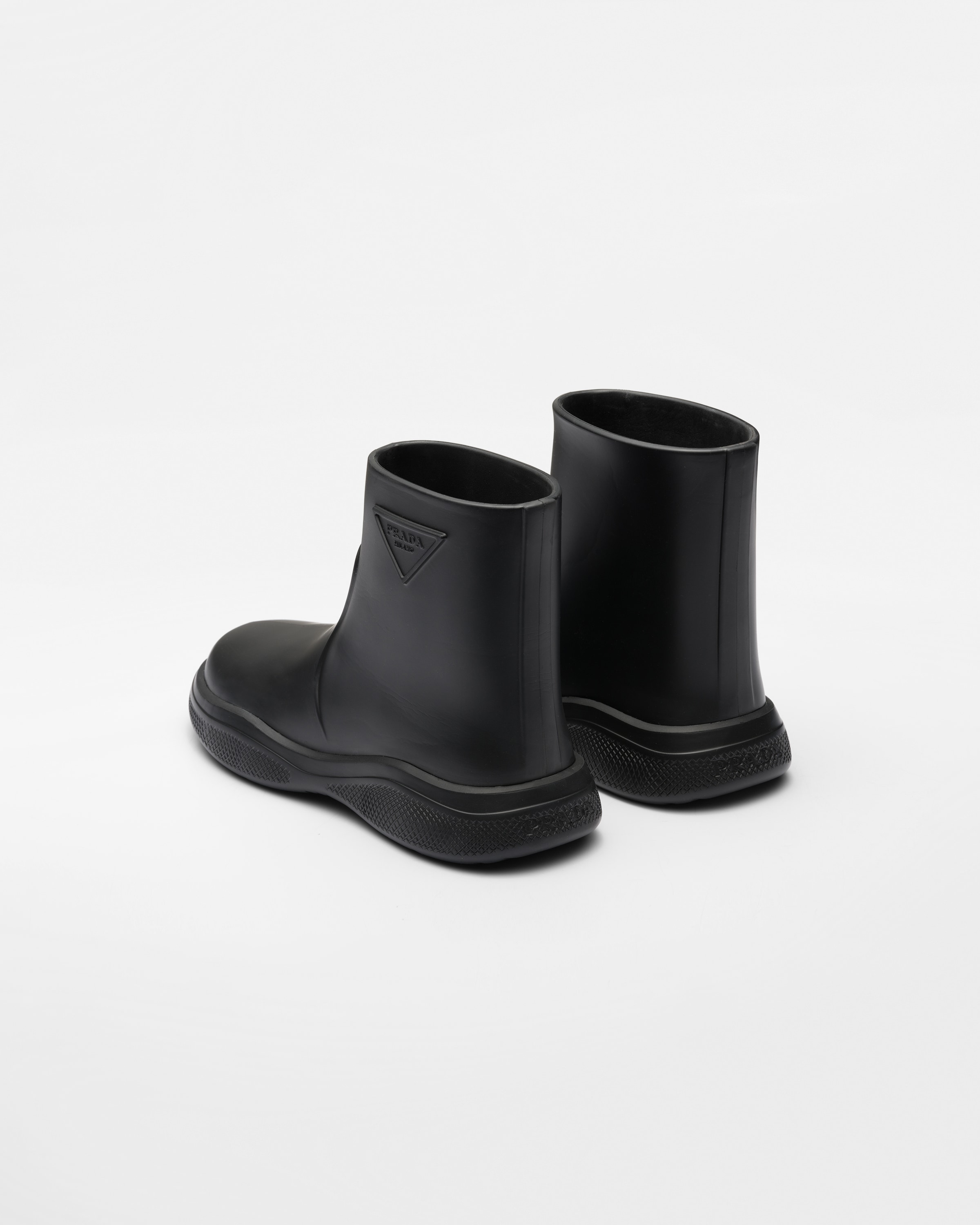 Total 76+ imagen black prada rain boots - Thcshoanghoatham-badinh.edu.vn