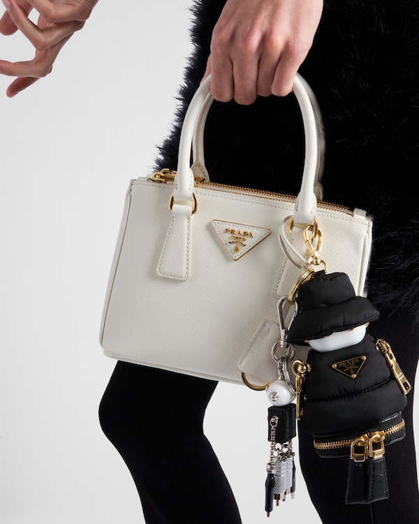 سلسلة مفاتيح بحلية متدلية بتصميم روبوت ناعم من قماش نايلون معاد تدويره - أسود