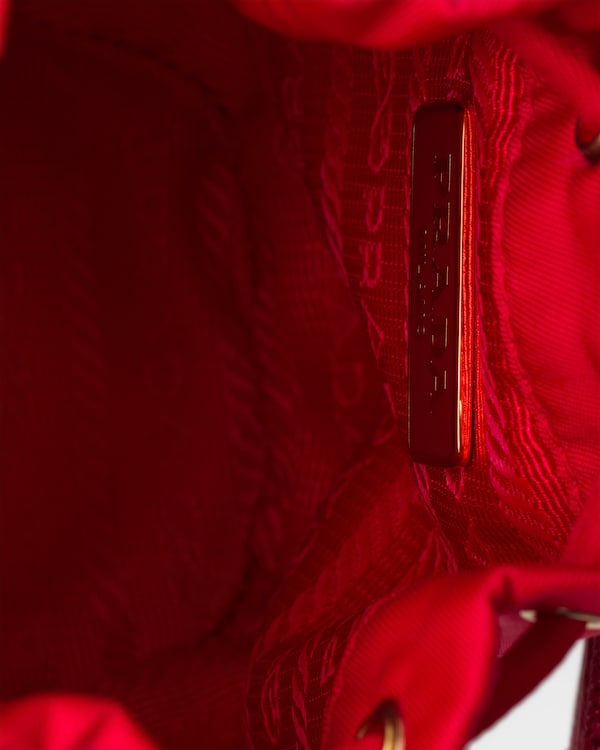 سلسلة مفاتيح بحلية متدلية صغيرة من قماش نايلون معاد تدويره - أحمر سلسلة مفاتيح بحلية متدلية صغيرة من قماش نايلون معاد تدويره - أحمر