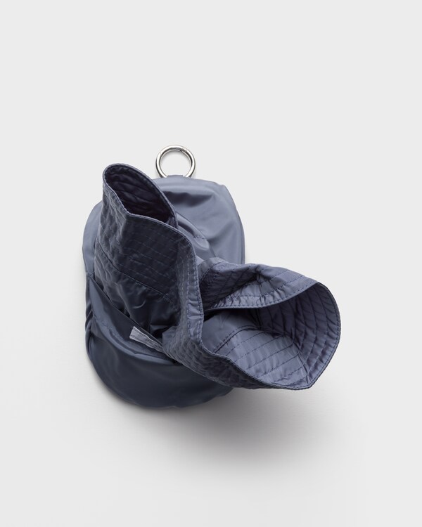 パッカブル 式Re-Nylonハット付ペンダント - アビエーションブルー パッカブル 式Re-Nylonハット付ペンダント - アビエーションブルー