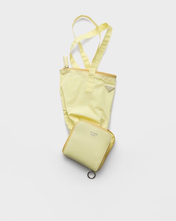 サフィアーノレザー ペンダント付 Re-Nylon トートバッグ - ダフォディル サフィアーノレザー ペンダント付 Re-Nylon トートバッグ - ダフォディル