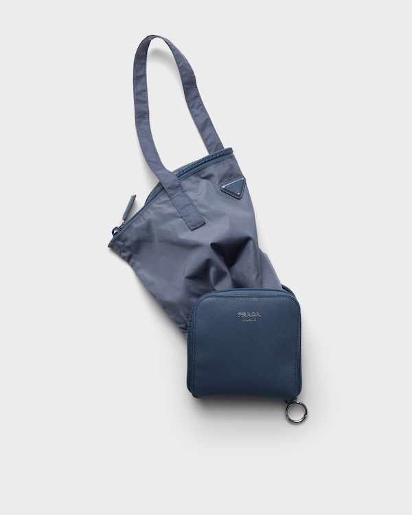 サフィアーノレザー ペンダント付 Re-Nylon トートバッグ - アビエーションブルー サフィアーノレザー ペンダント付 Re-Nylon トートバッグ - アビエーションブルー