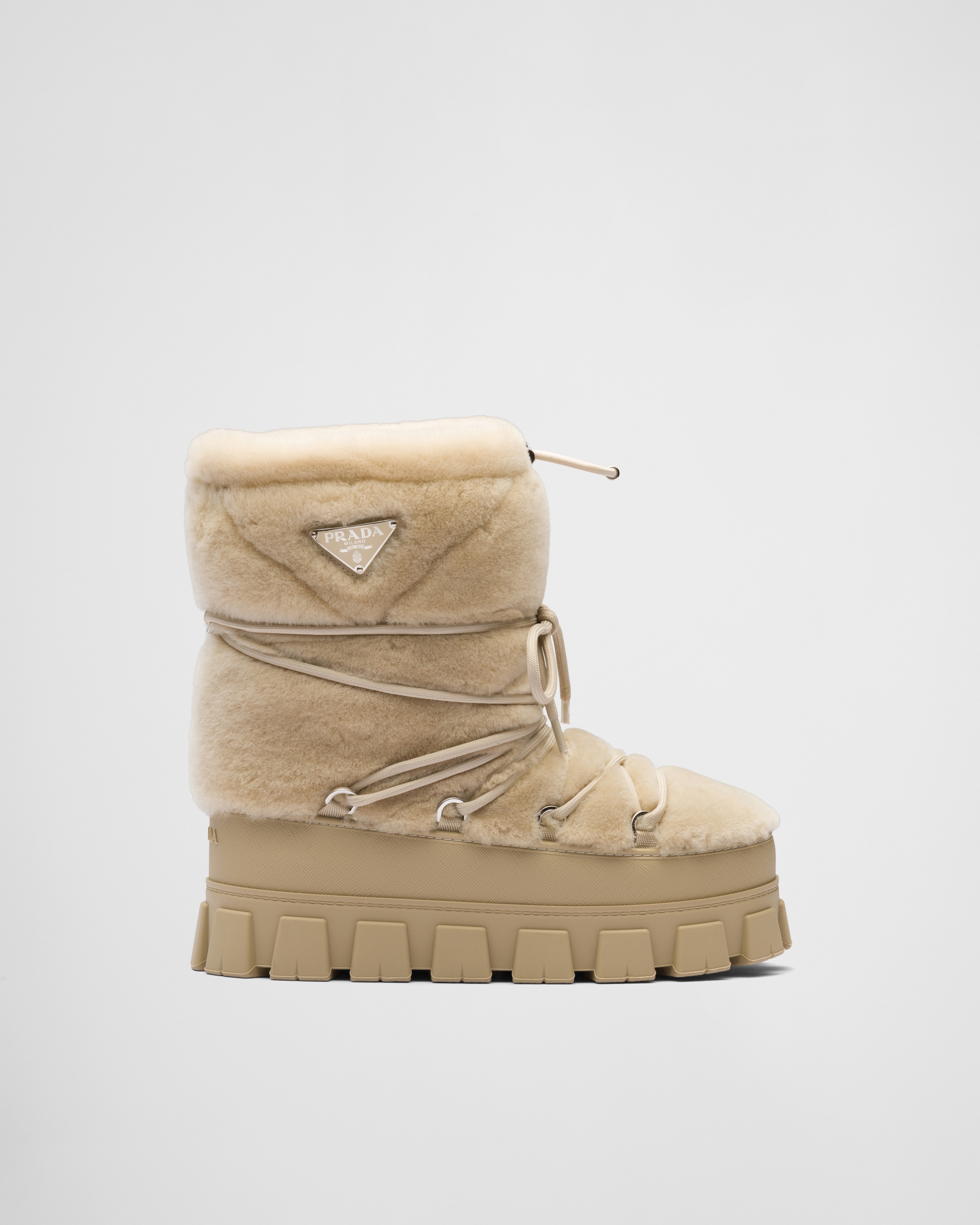 Shearling apres ski boots